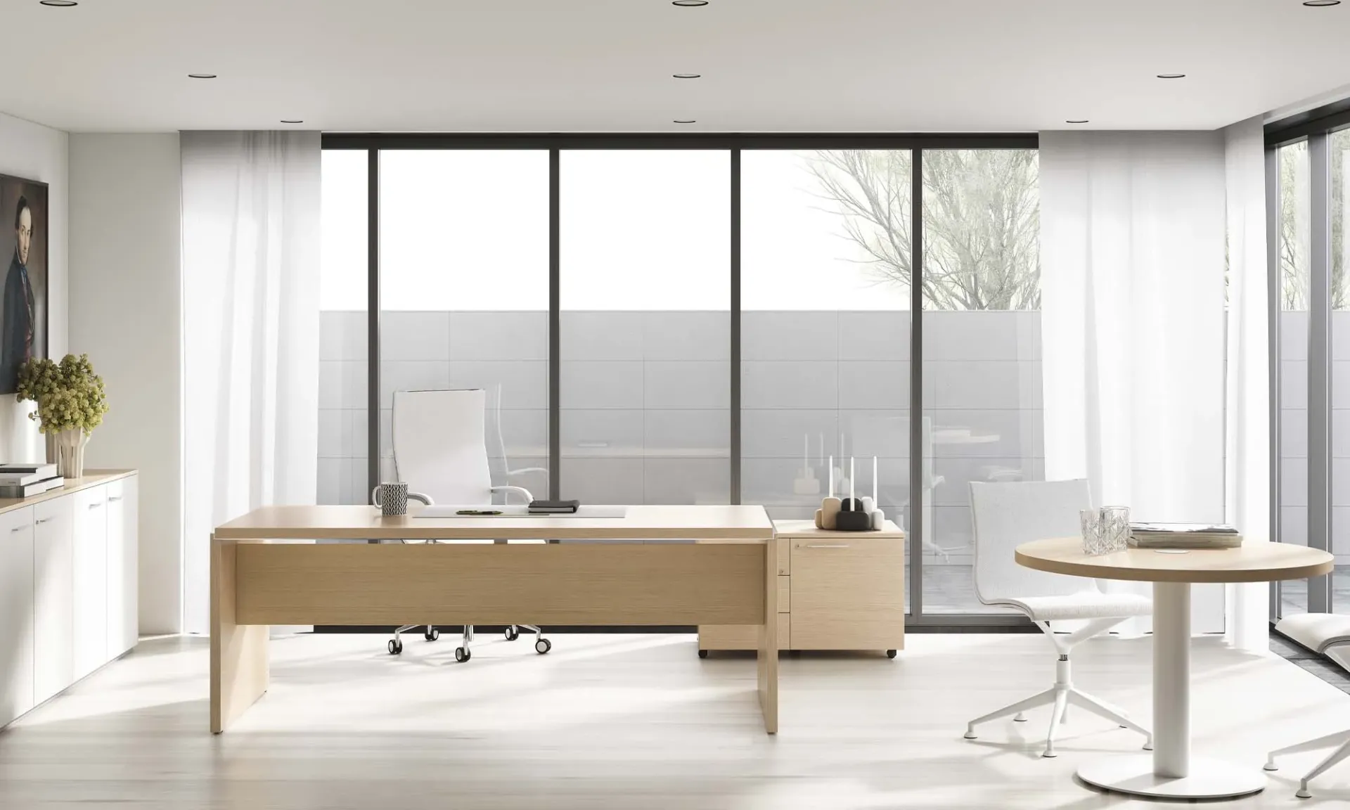 Scrivania Asset Frezza in rovere chiaro con mobile laterale davanti a grandi vetrate
