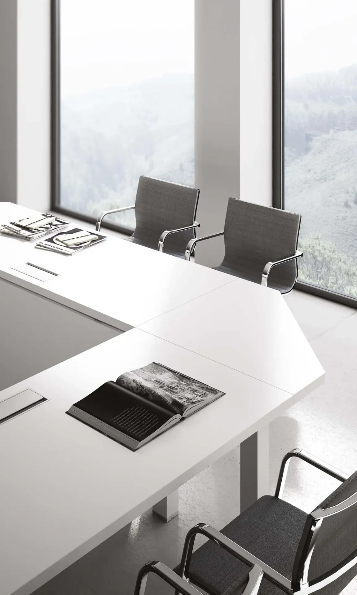 Dettaglio del tavolo riunione Asset Frezza bianco con sedie nere vicino alla finestra