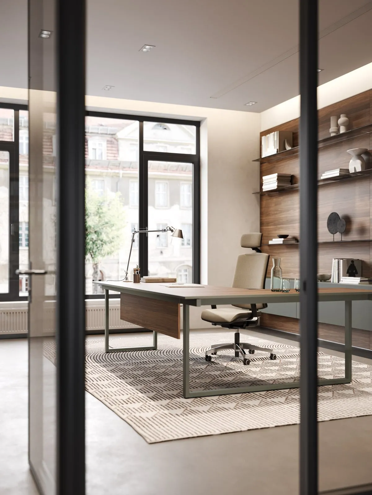 Scrivania Be.1 Frezza in un ufficio privato con parete vetrata e libreria