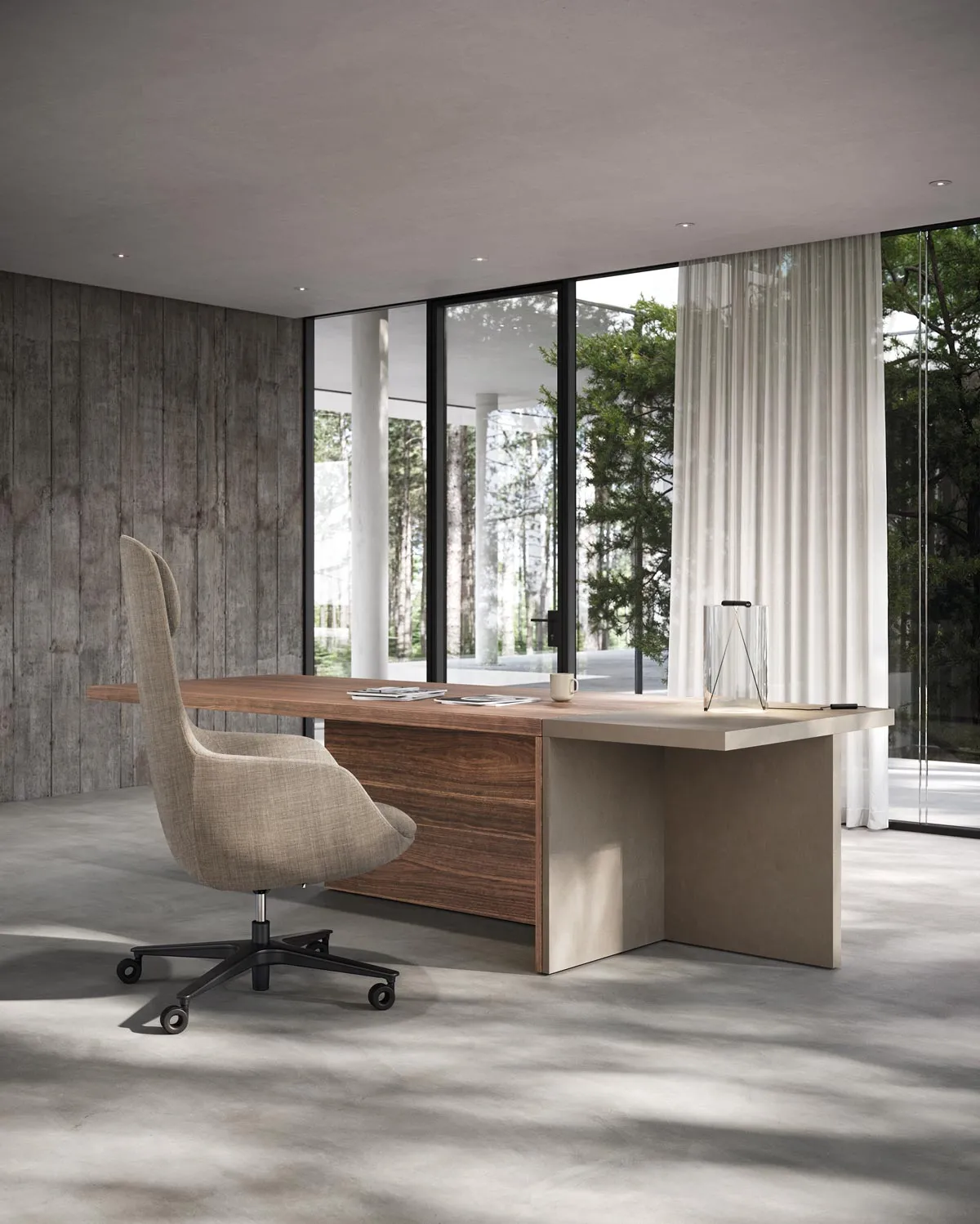 Scrivania Mux70 Frezza in noce con poltrona chiara in un ufficio con tende