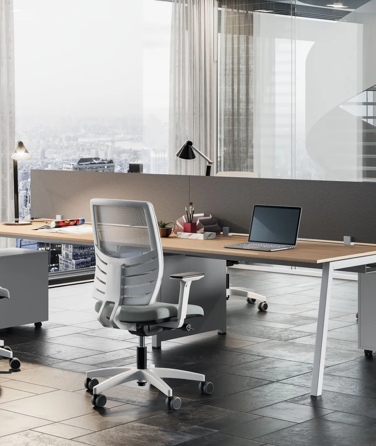 Postazioni bench Pop Ace Frezza in rovere con sedie chiare vicino alla finestra