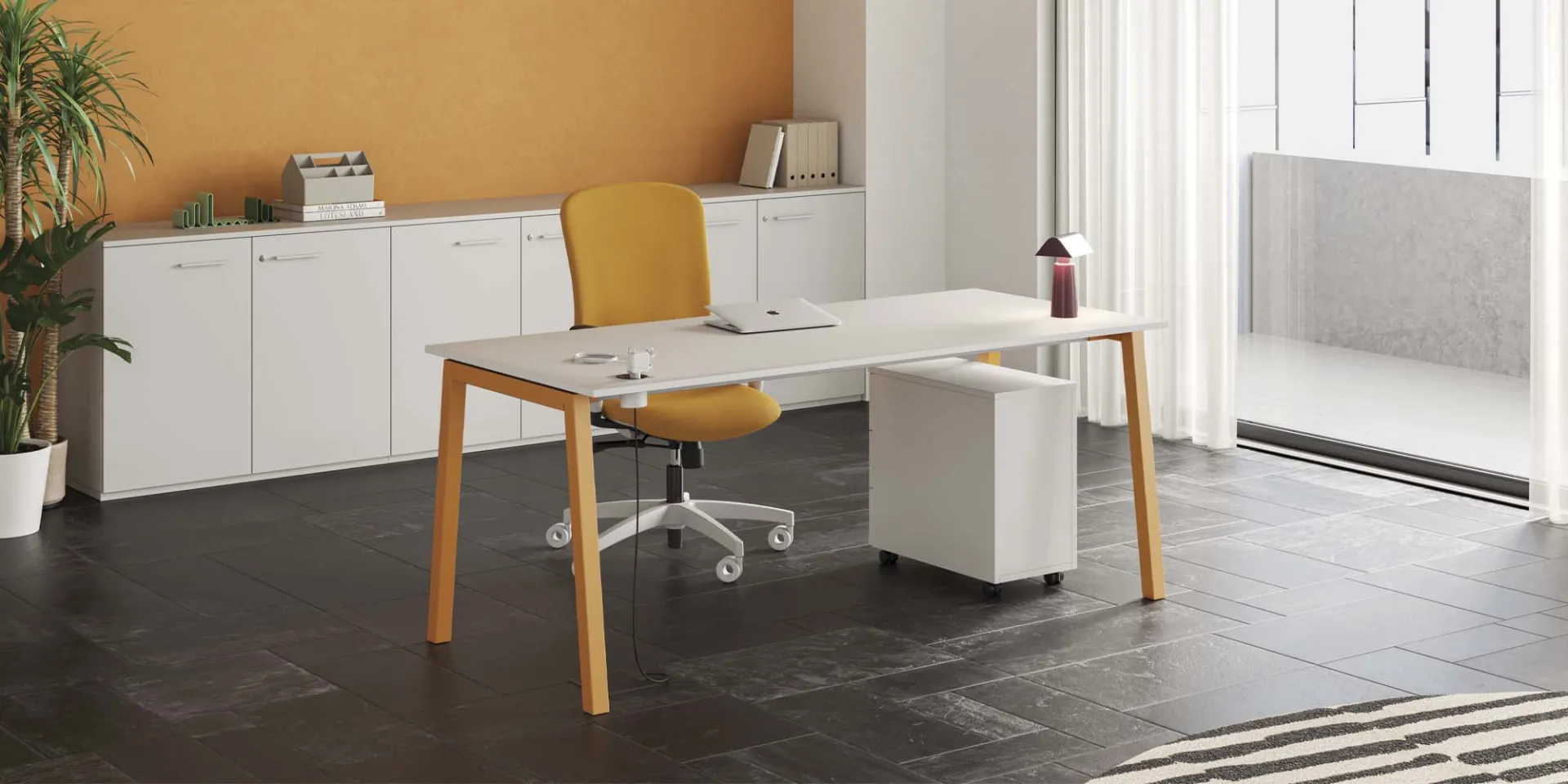 Scrivania Pop Ace Frezza con gambe in legno e sedia gialla davanti a mobili bianchi