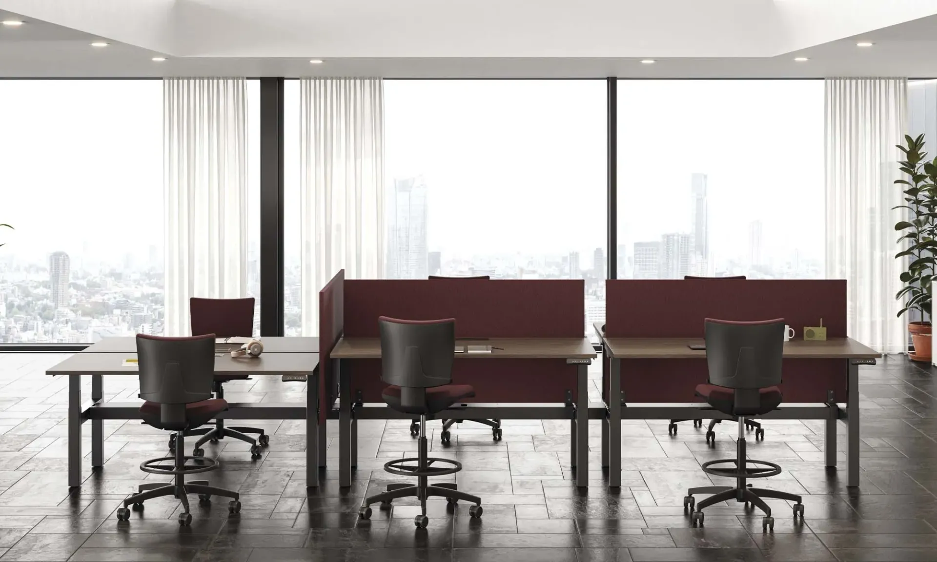 Bench regolabili Pop Ad Frezza con schermi bordeaux e sedie nere davanti a vetrate