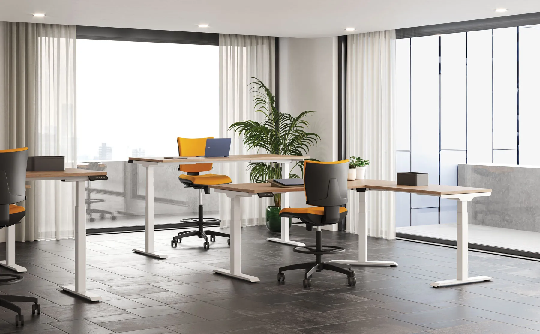 Scrivanie elettriche Pop Ad Frezza con piano in legno e sedie gialle e nere