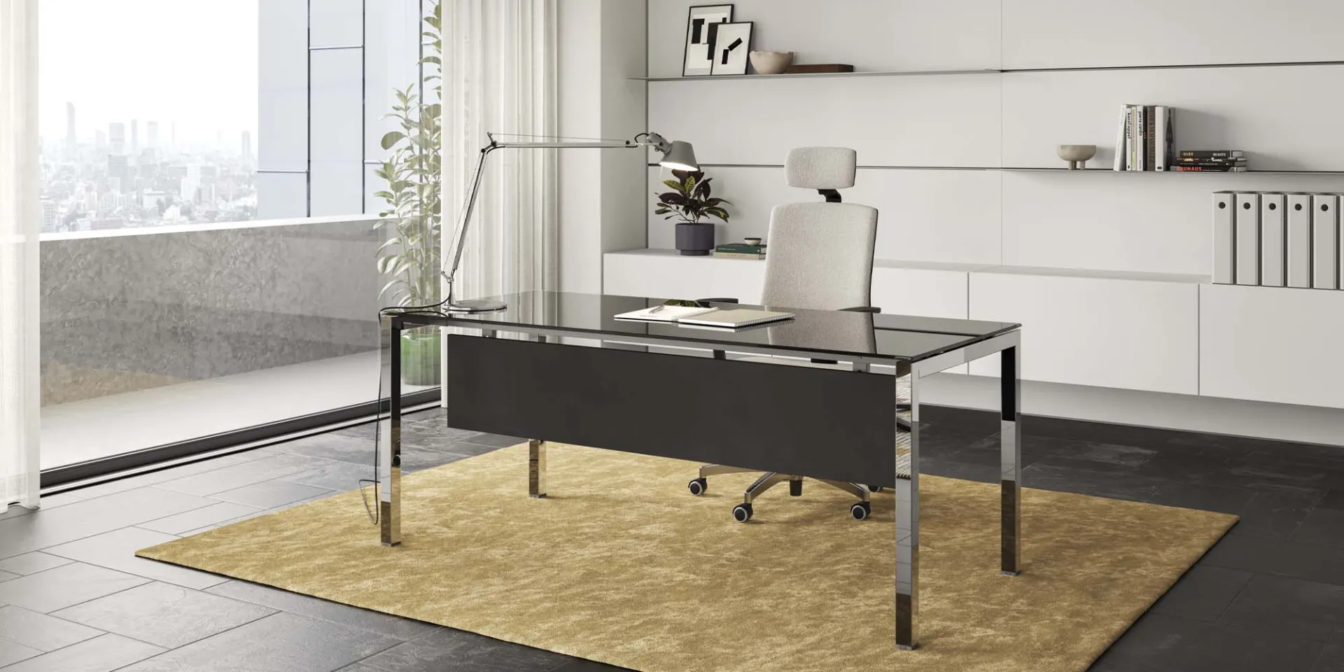 Scrivania Pop Easy Frezza con piano in vetro scuro su tappeto giallo
