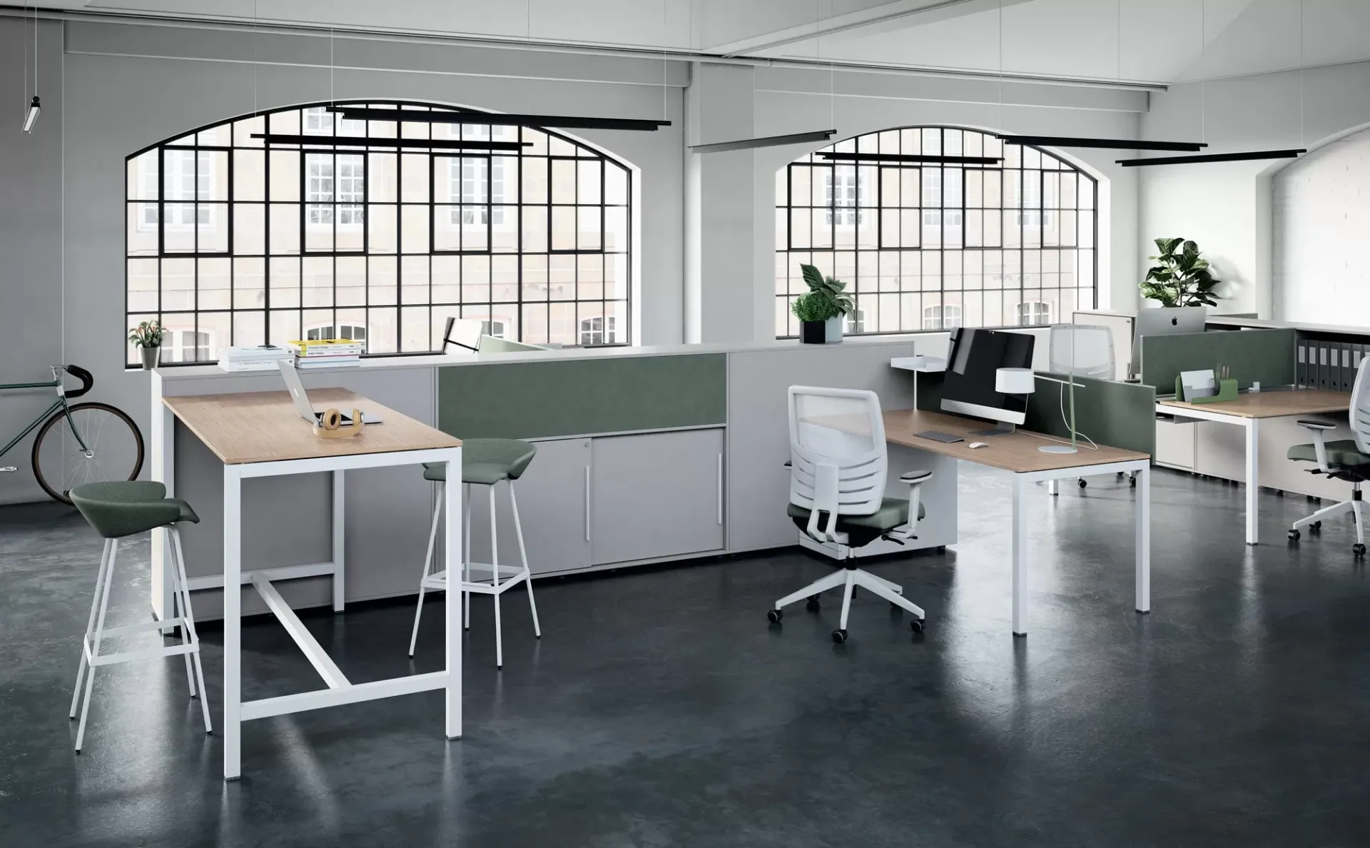 Tavolo alto Pop Easy Frezza con sgabelli verdi in un ufficio con finestre ad arco