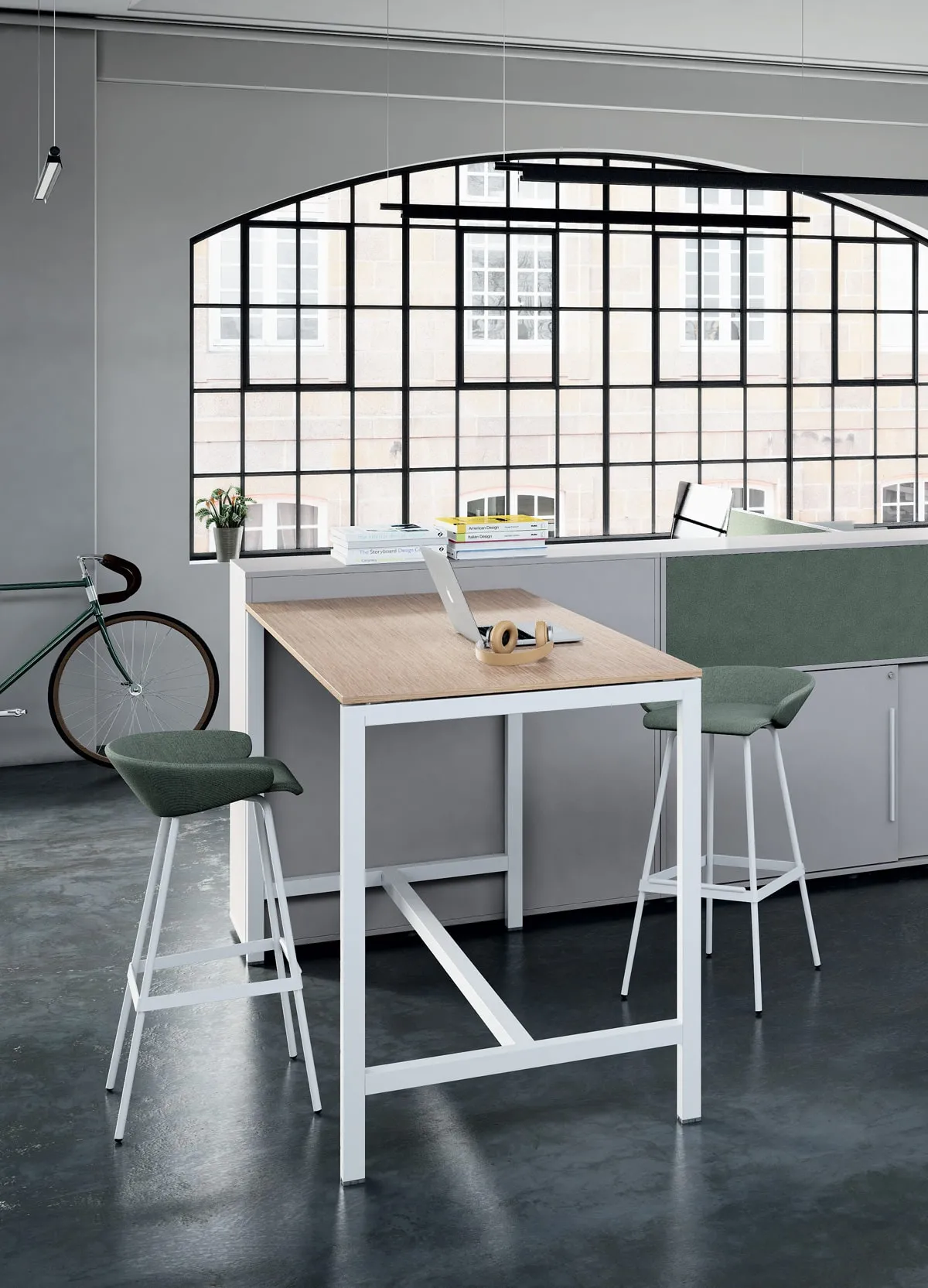 Tavolo alto Pop Easy Frezza in legno con sgabelli verdi visto da vicino