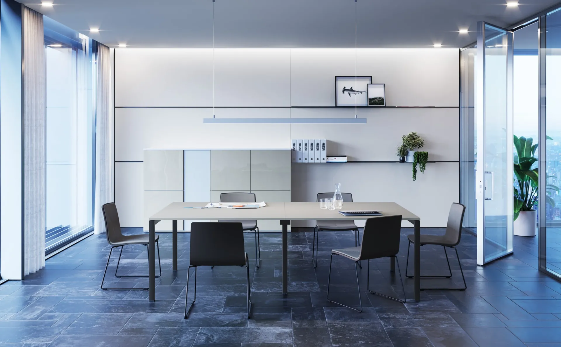 Tavolo riunione Pop Easy Frezza con sedie nere in una sala con mensole bianche