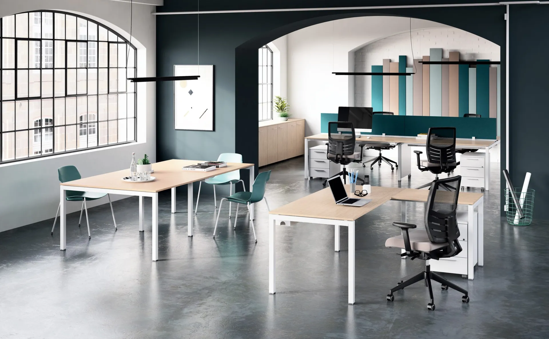 Tavoli Pop Easy Frezza in legno chiaro in un ufficio con archi e parete verde scuro