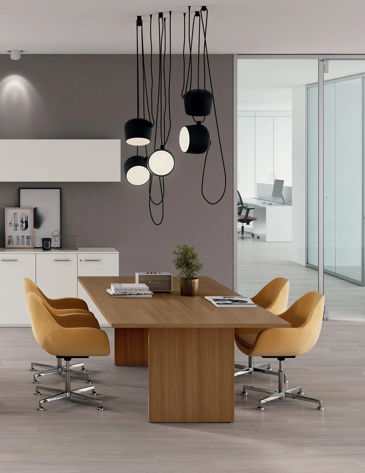 Tavolo riunione Pop Panel Frezza in legno con poltroncine gialle sotto lampade nere