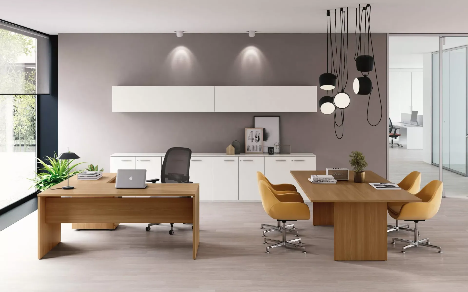 Scrivania e tavolo riunione Pop Panel Frezza in legno in un ufficio grigio