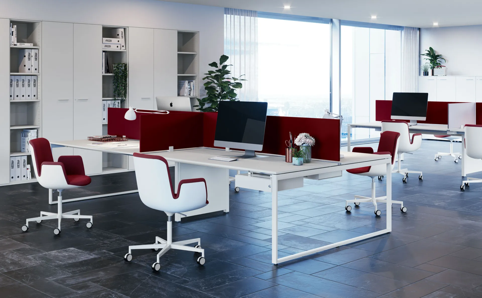 Bench Pop Square Frezza con divisori bordeaux e sedie bianche in un open space