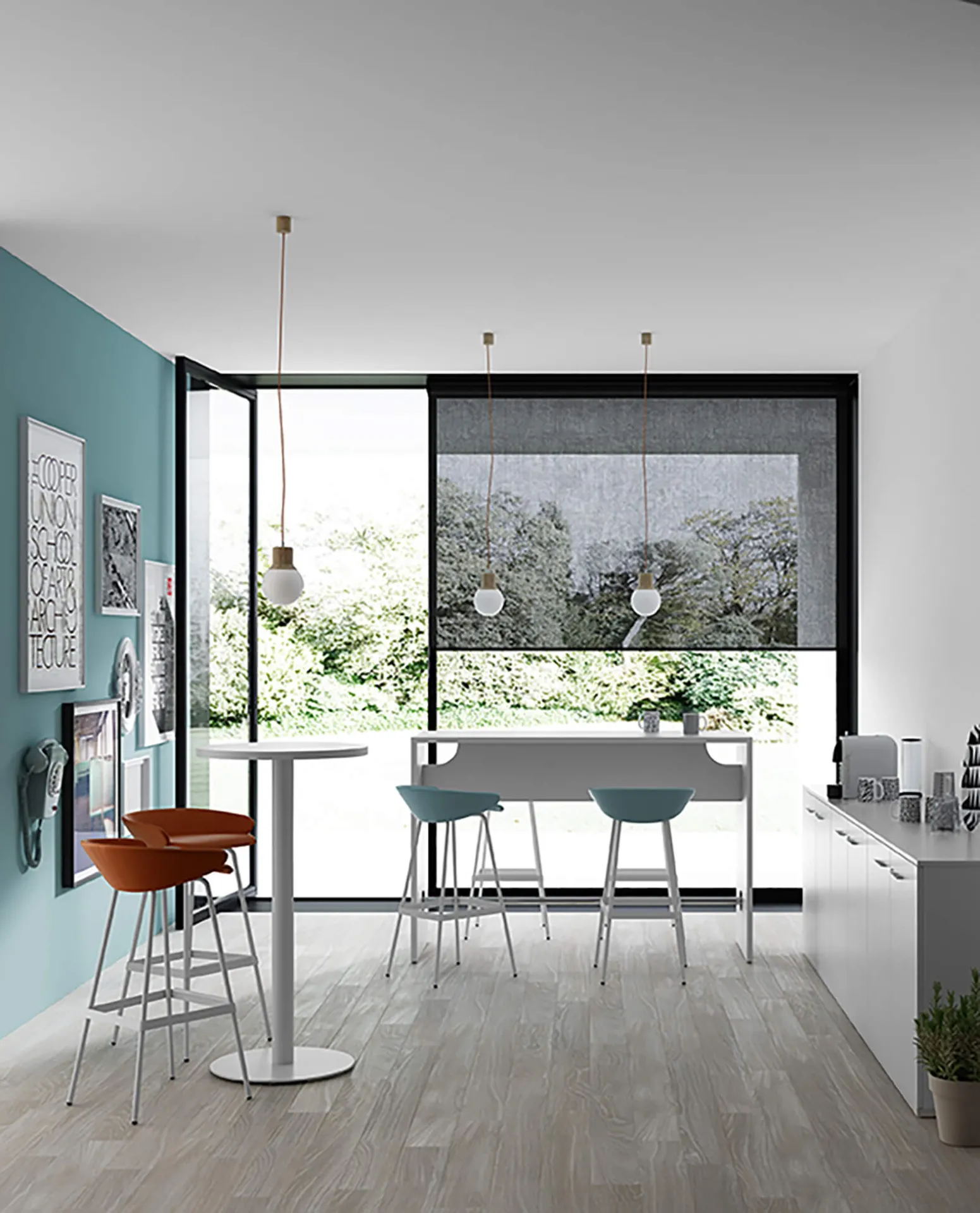 Tavolo alto Pop Frezza rotondo con sgabelli in una sala con parete verde acqua