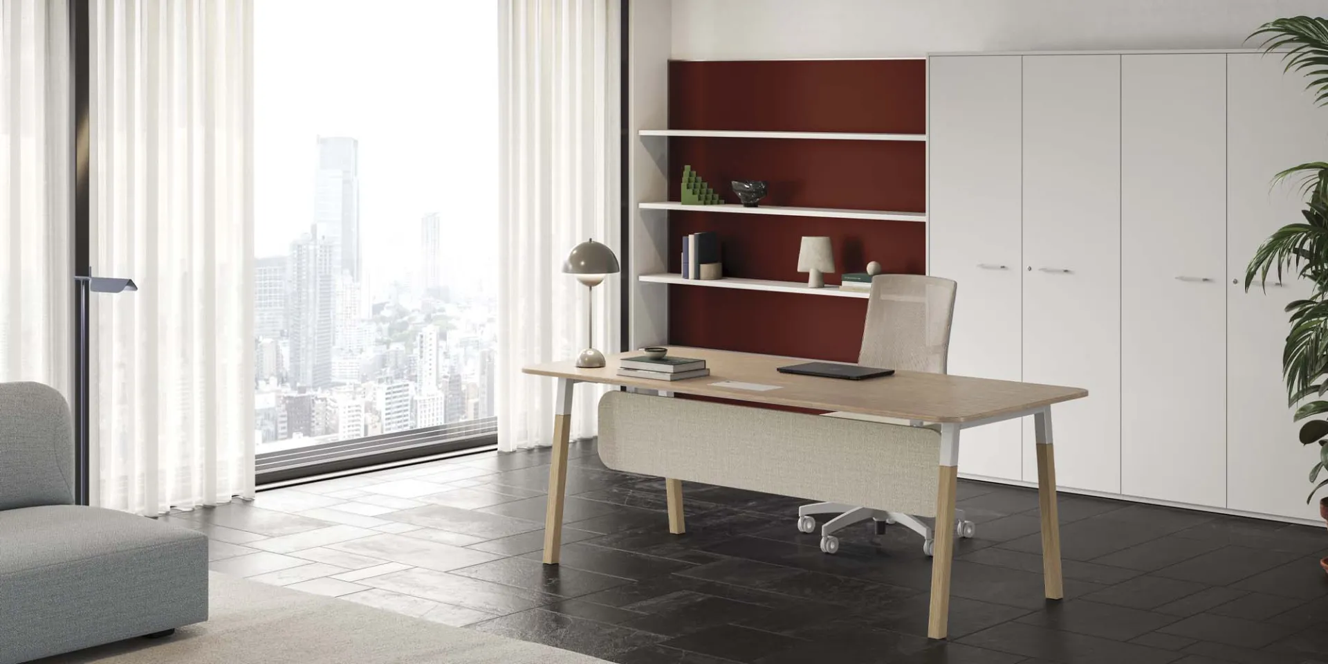 Scrivania Pop Woody Frezza in rovere davanti a una libreria bordeaux
