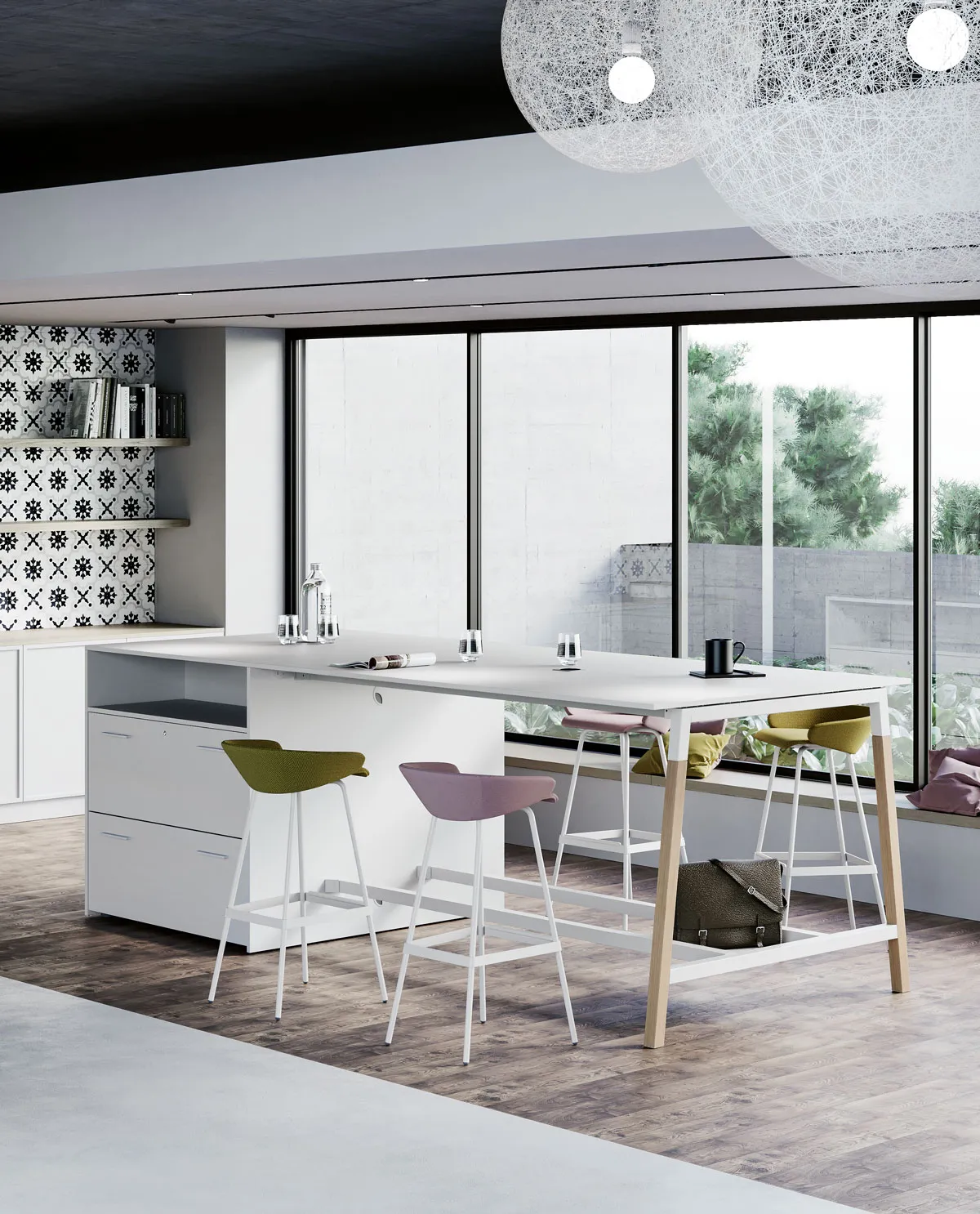 Bench alto Pop Woody Frezza con sgabelli verdi accanto a una cucina