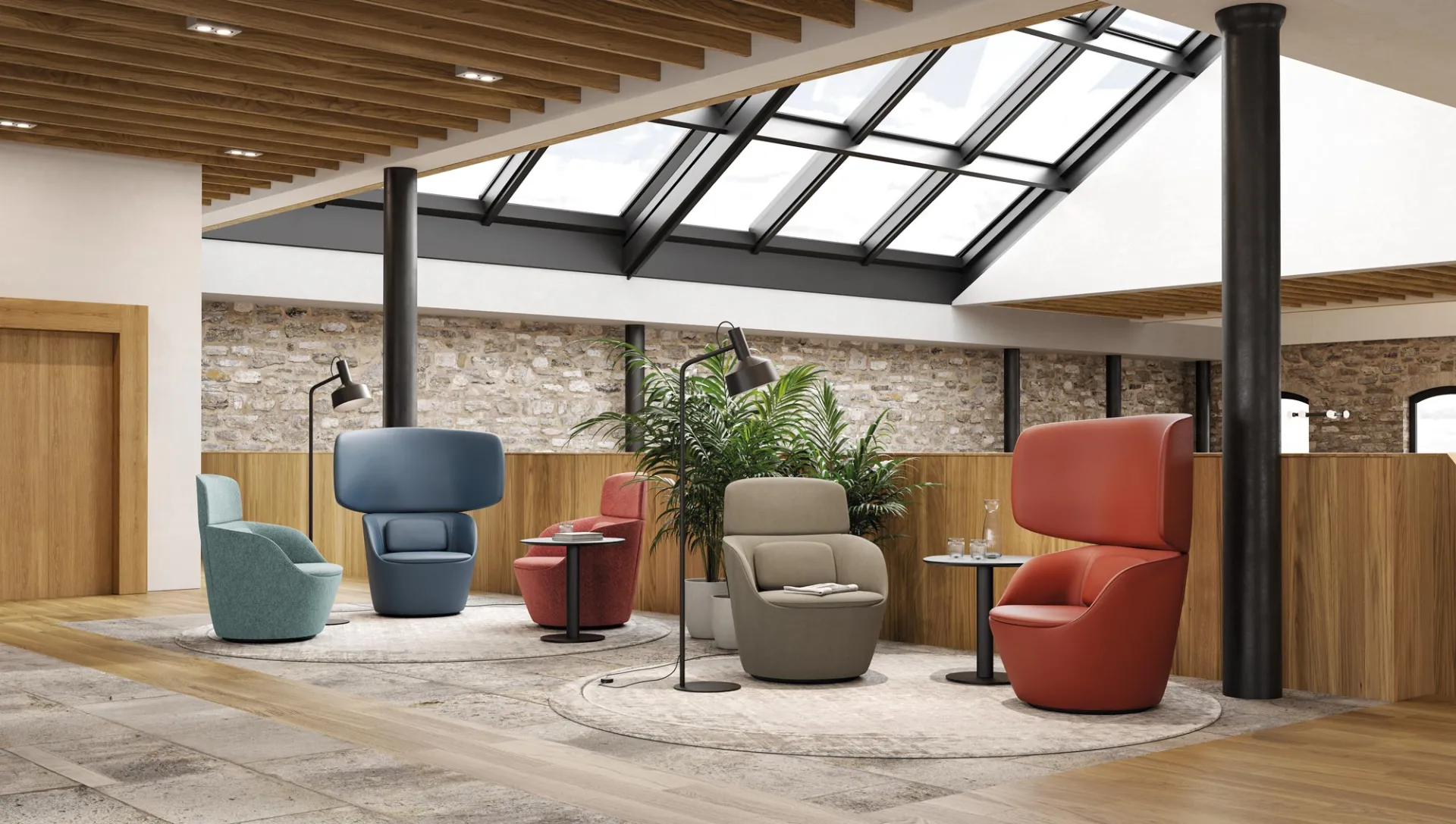 Tavolini Radar Frezza in una lounge con poltrone colorate e lucernario