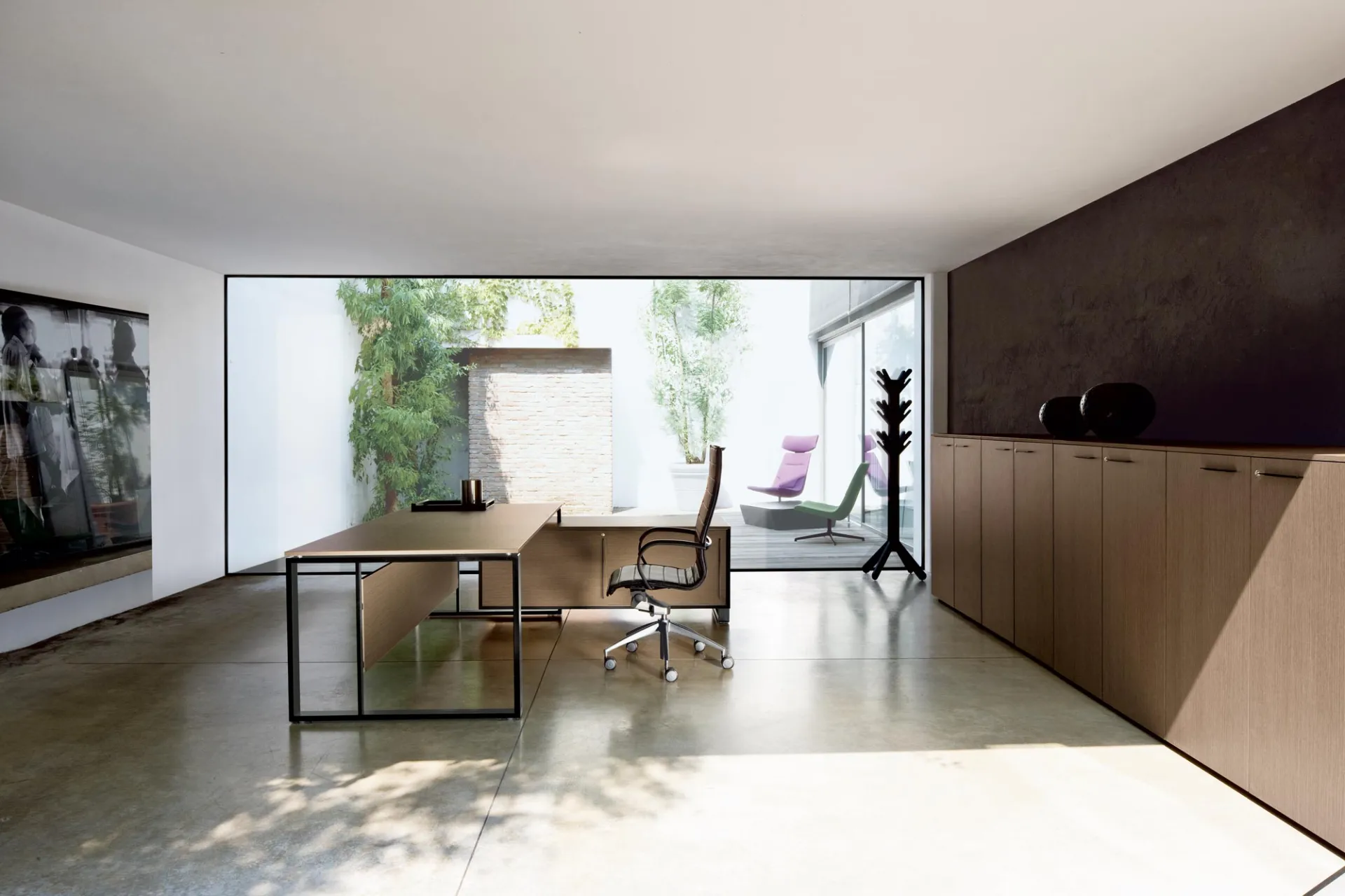 Scrivania Velvet Frezza in legno con mobile basso in un ufficio con giardino