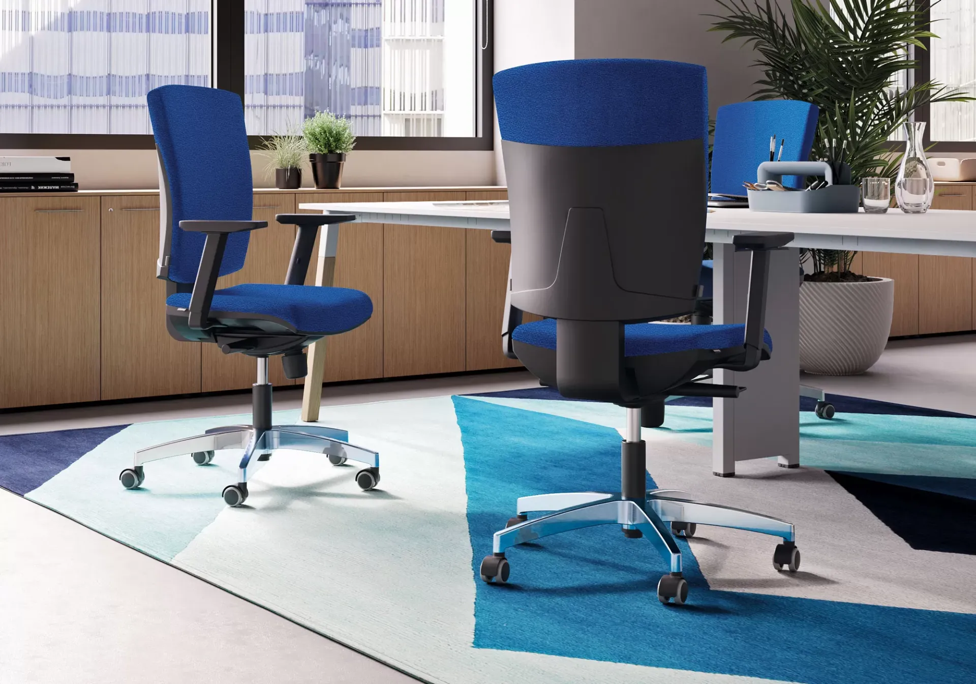 Sedie ergonomiche EM 59 Frezza blu in un ufficio su tappeto azzurro