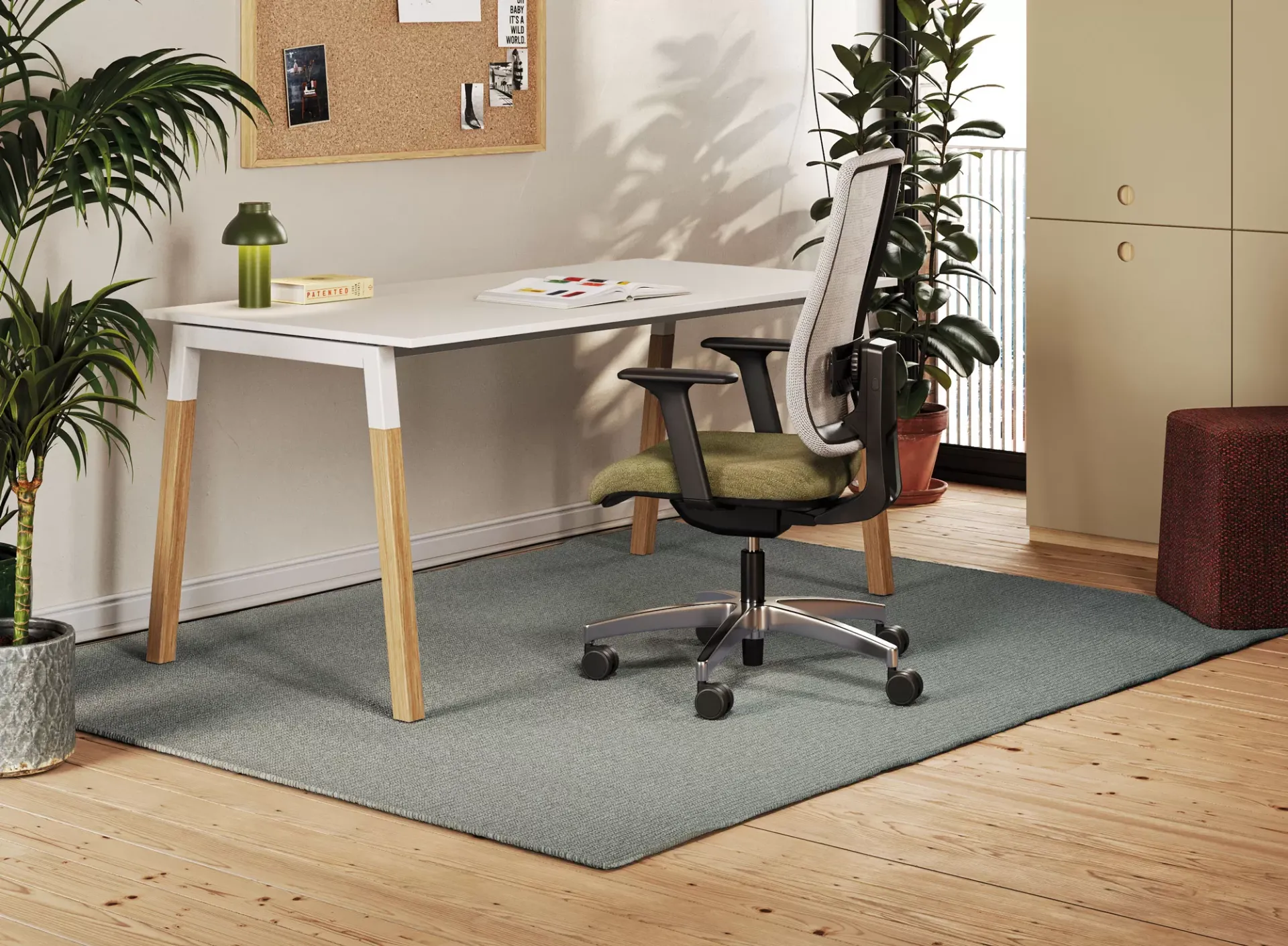 Sedia ergonomica Denzel Frezza verde oliva a una scrivania in legno chiaro