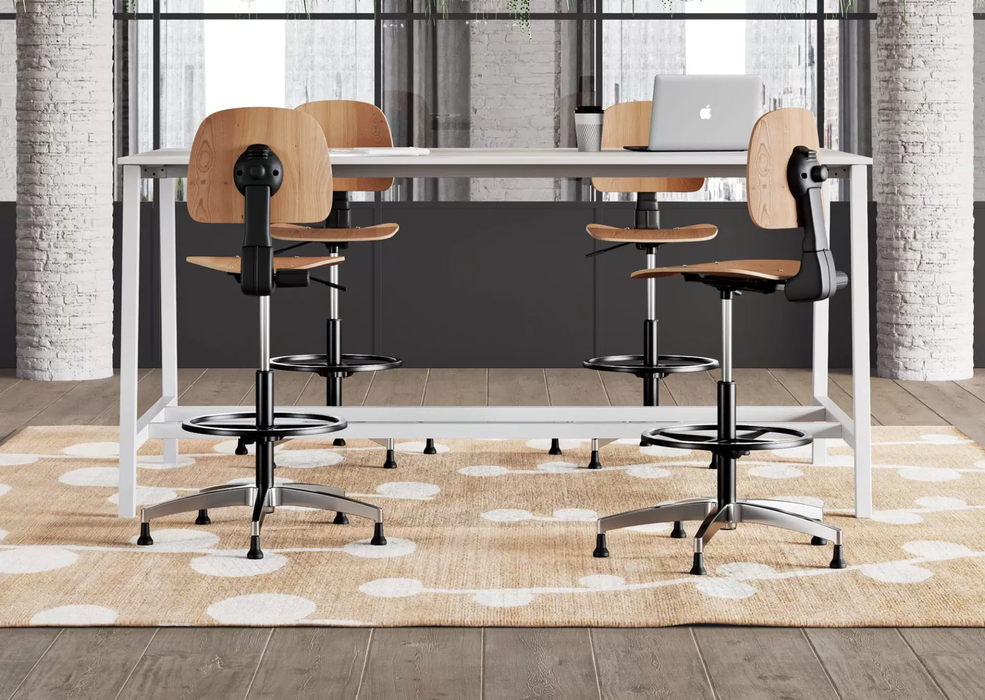 Sgabelli Ergotech Wood Frezza in faggio attorno a un tavolo alto bianco