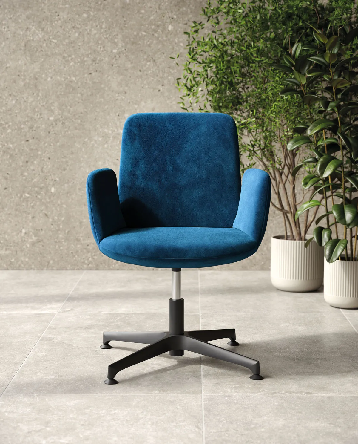 Poltroncina Fior di Loto Frezza blu girevole accanto a una pianta