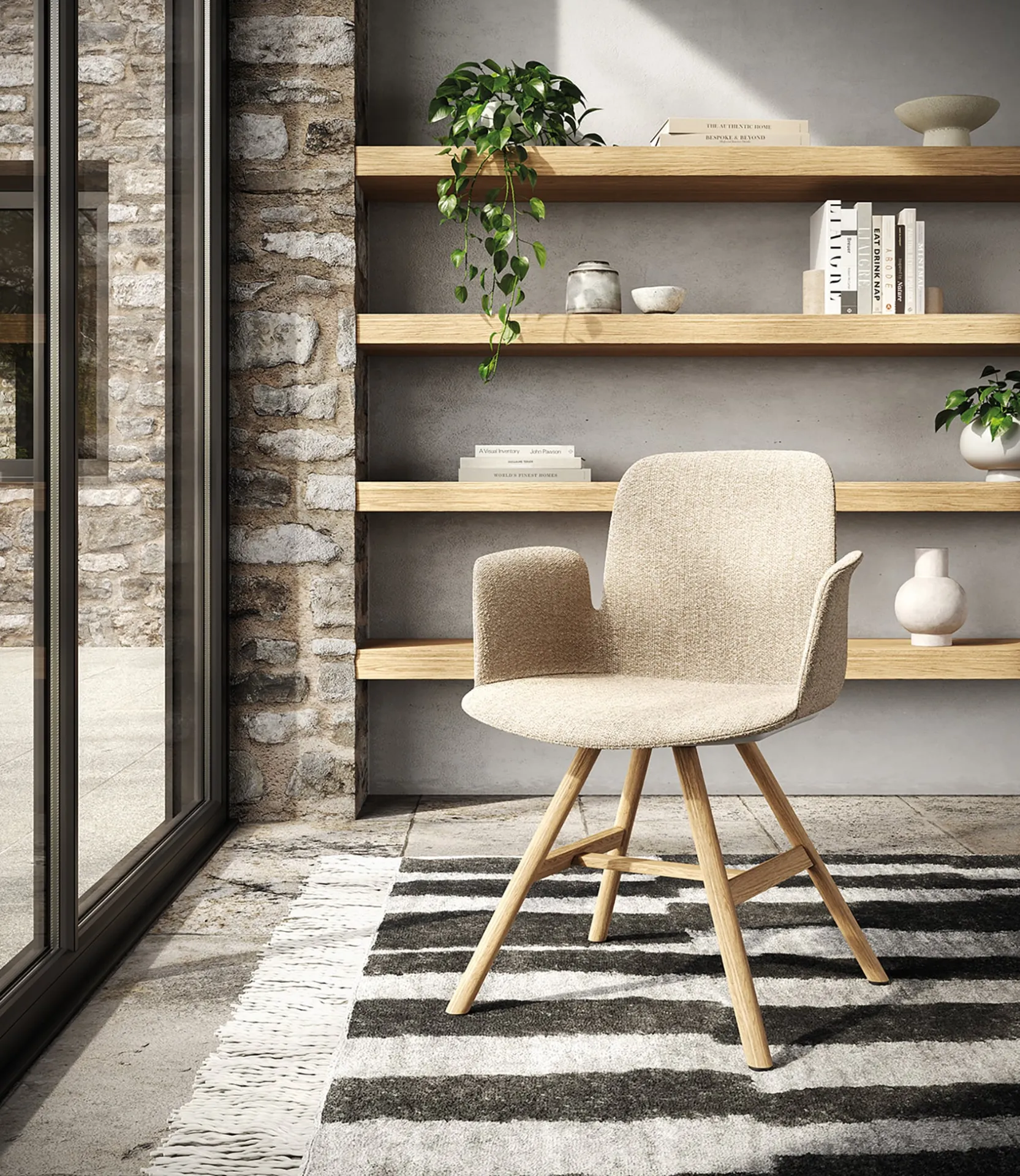 Poltroncina Fior di Loto Upholstered Frezza crema su gambe in legno vicino a una libreria