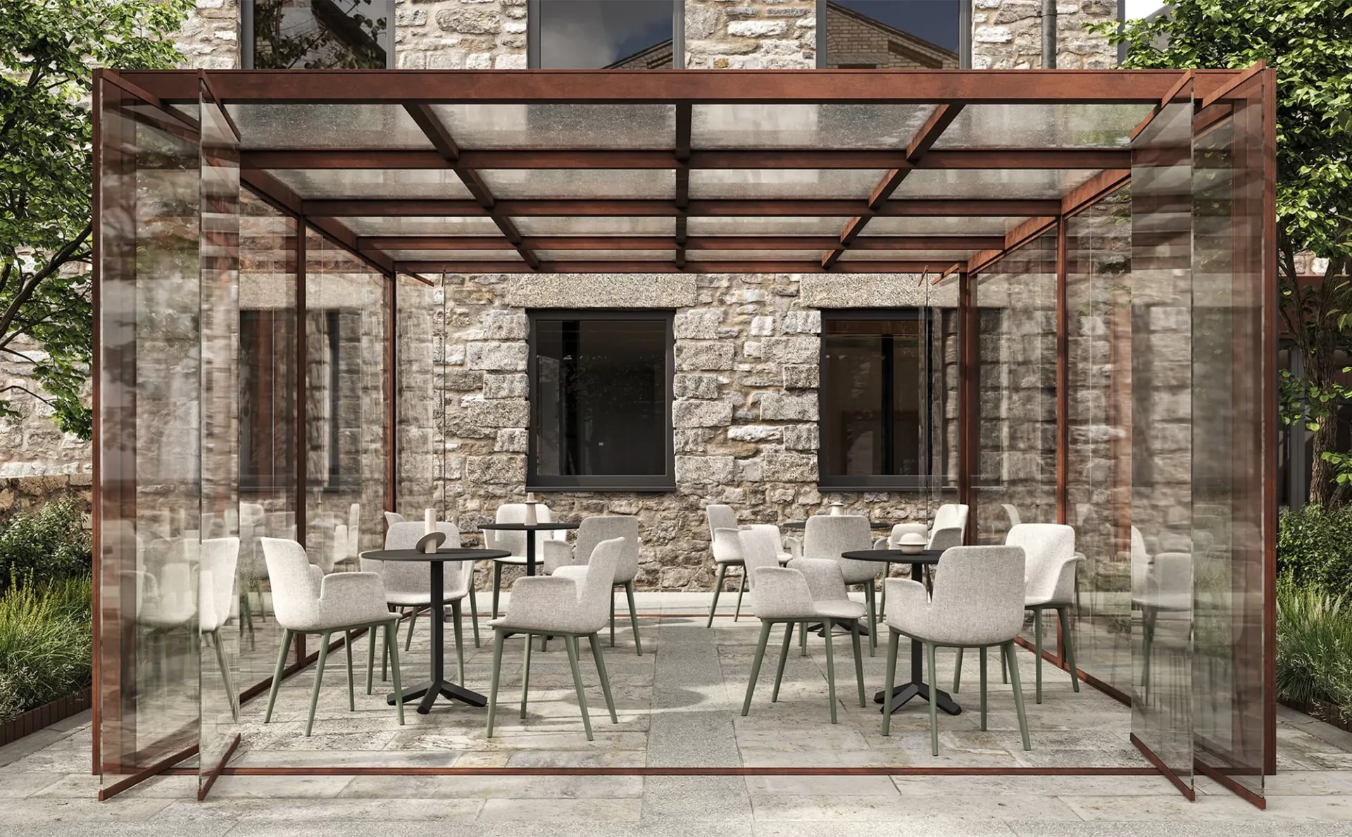 Poltroncine Fior di Loto Upholstered Frezza chiare in un dehors vetrato