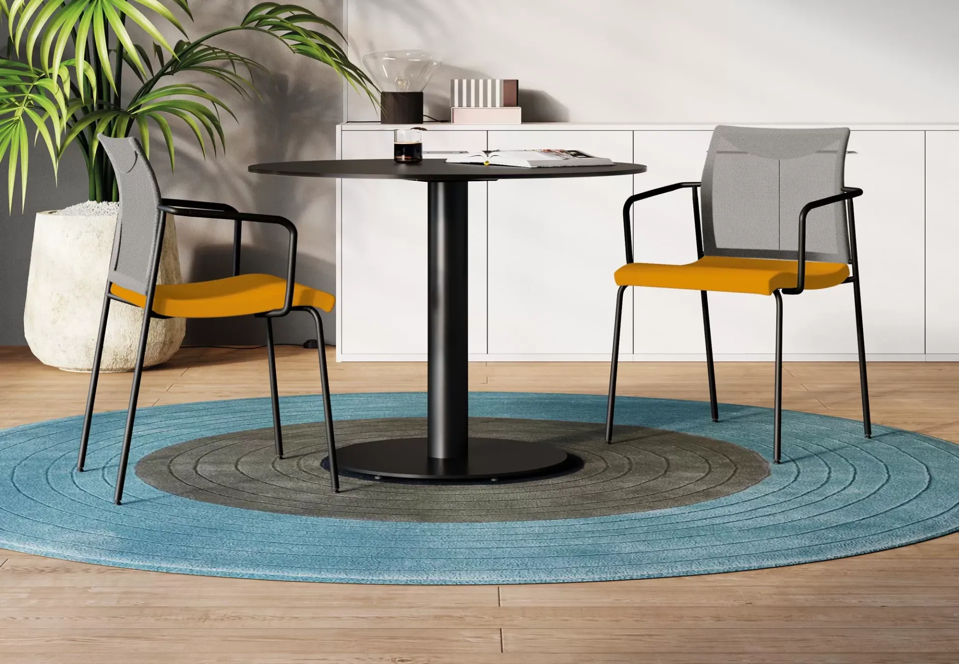 Sedie Frame Frezza con sedile giallo attorno a un tavolino su tappeto azzurro