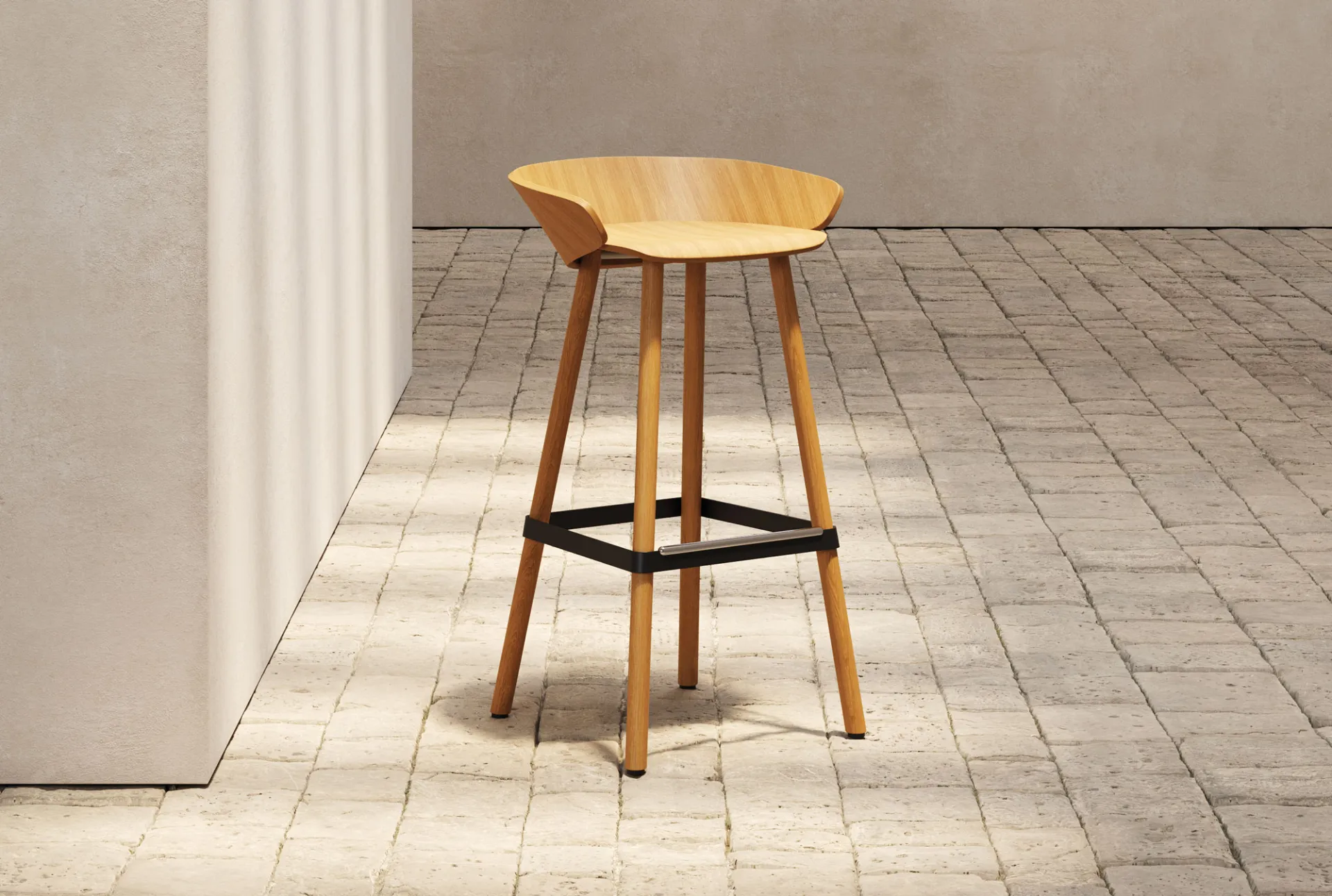 Sgabello Karl Frezza in rovere su gambe in legno accanto a una parete chiara