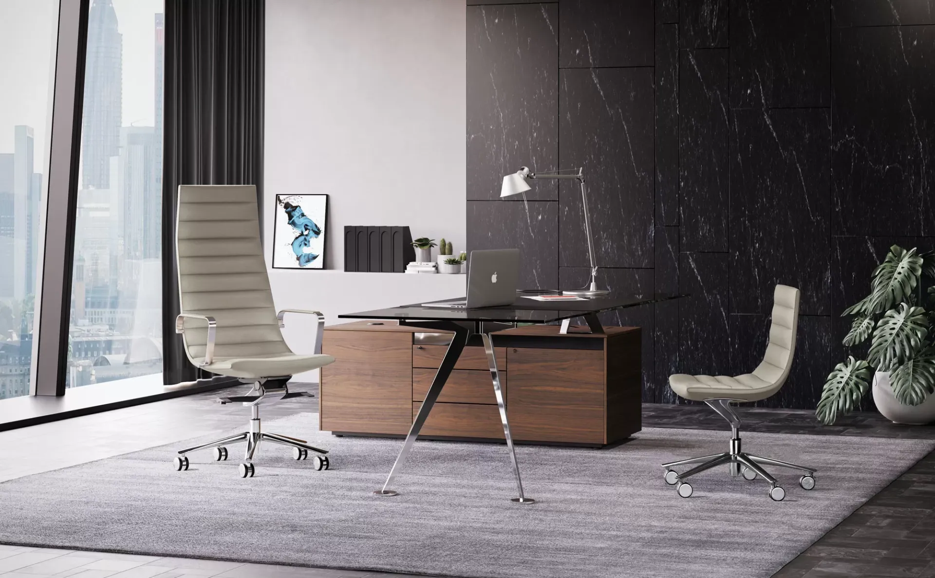 Sedia direzionale Key Frezza beige a schienale alto in un ufficio con vetrata sulla città