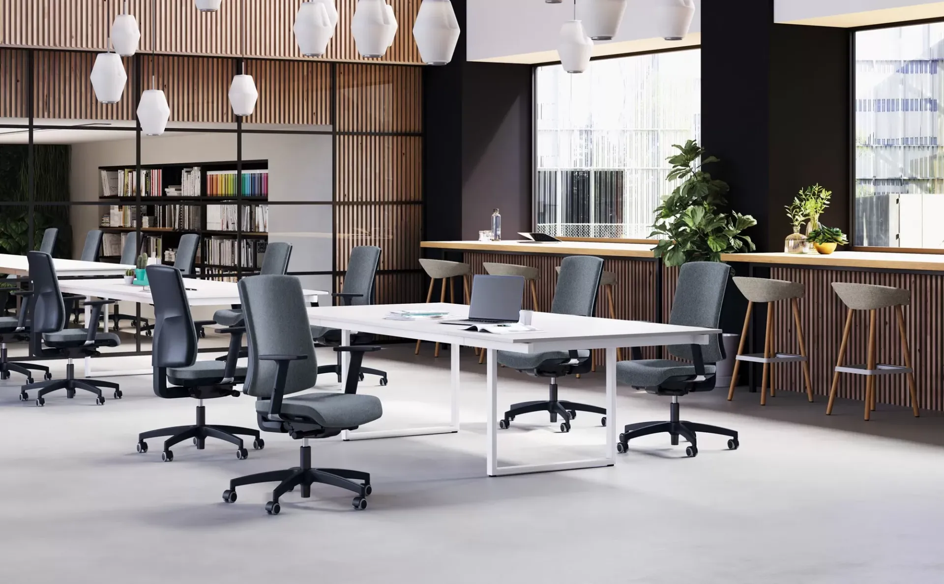 Sedie operative Kiku Frezza attorno a un bench bianco in un open space