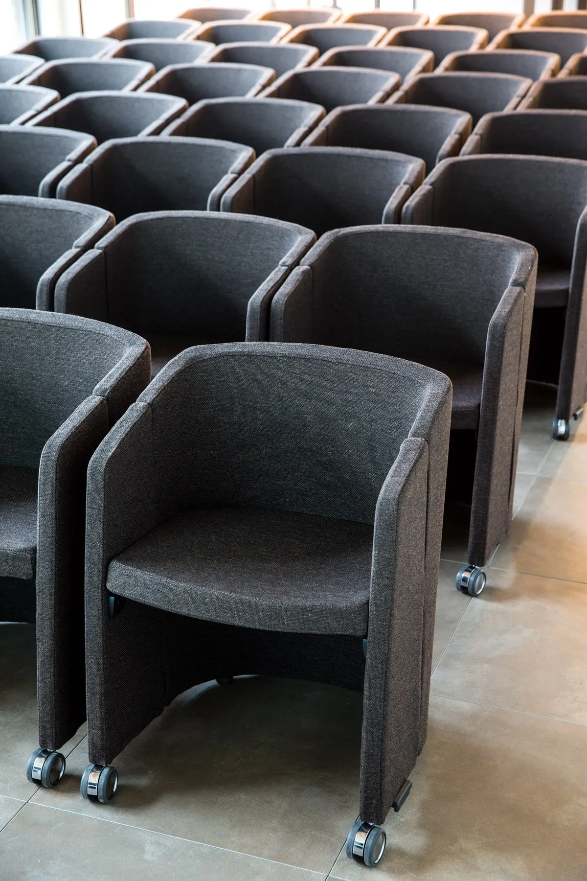 Platea di poltrone Magic Frezza grigio scuro su ruote