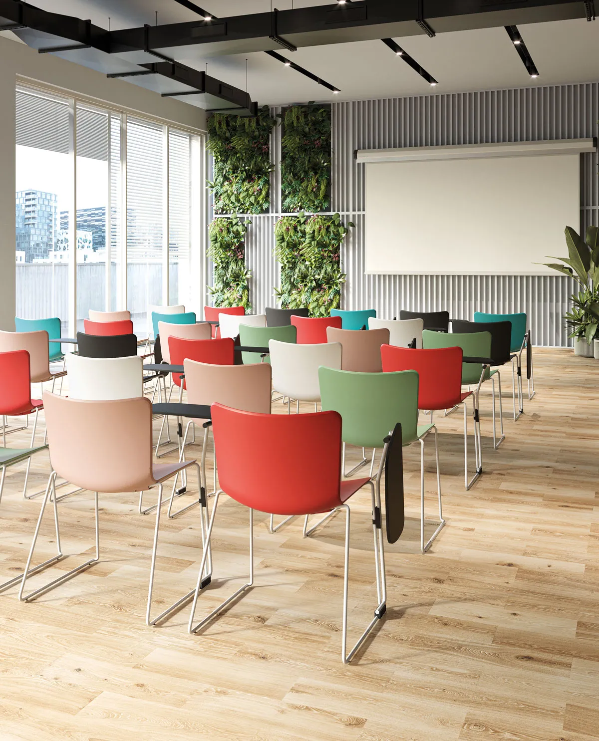 Sala con molte sedie Poppea Frezza colorate davanti a uno schermo