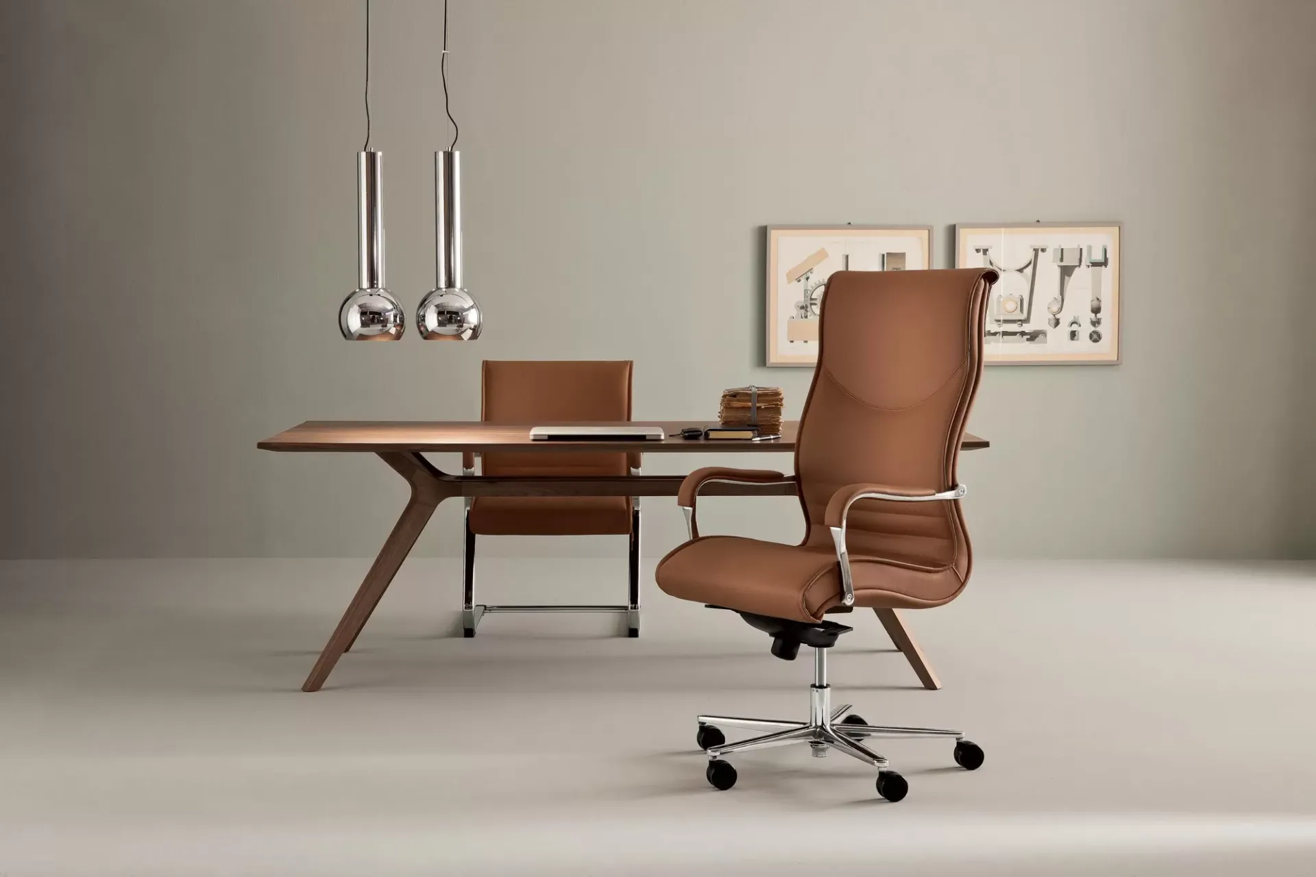 Poltrona direzionale Pulchra Frezza in pelle cuoio davanti a una scrivania in legno