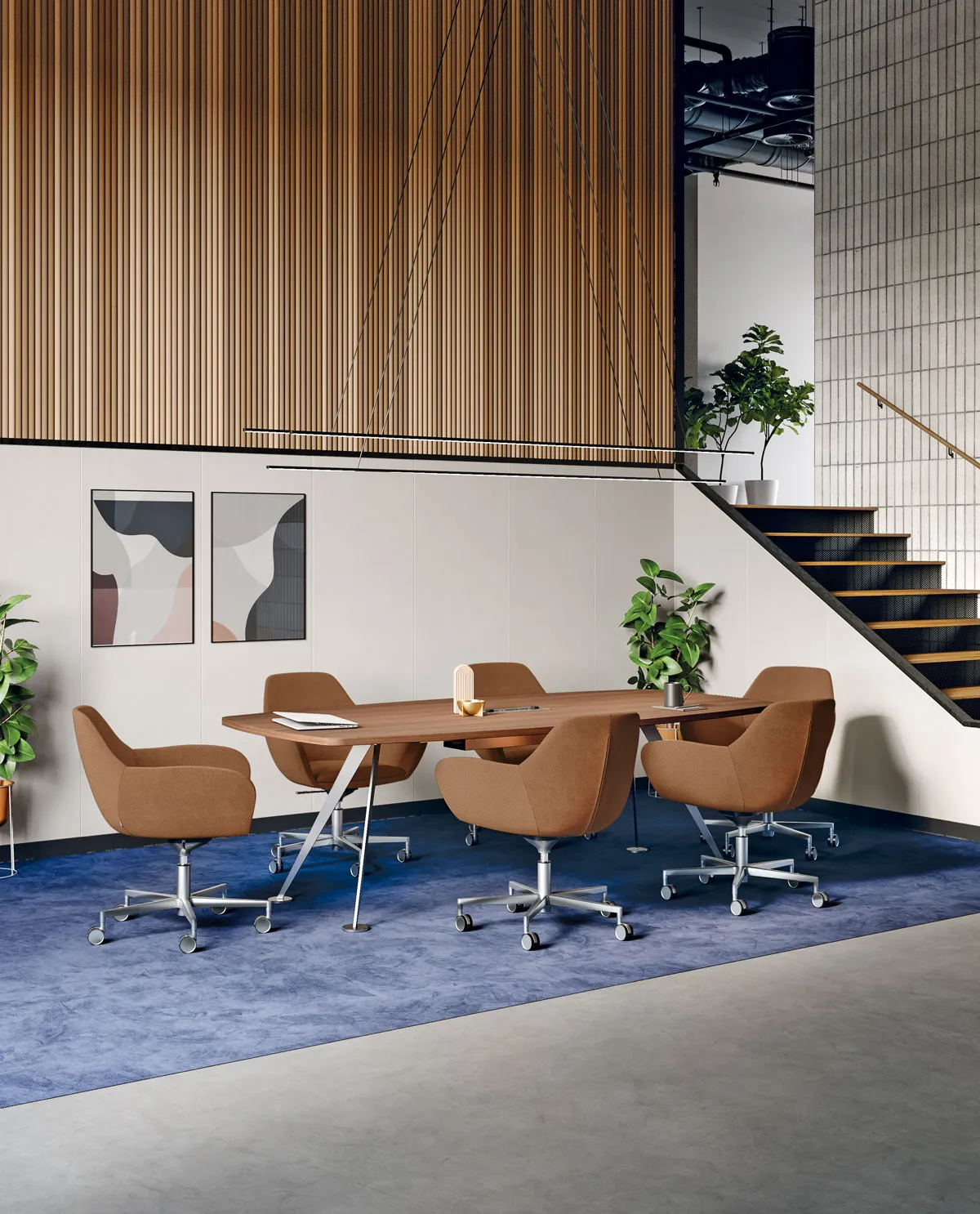 Poltroncine Skyline Frezza cuoio attorno a un tavolo su tappeto blu