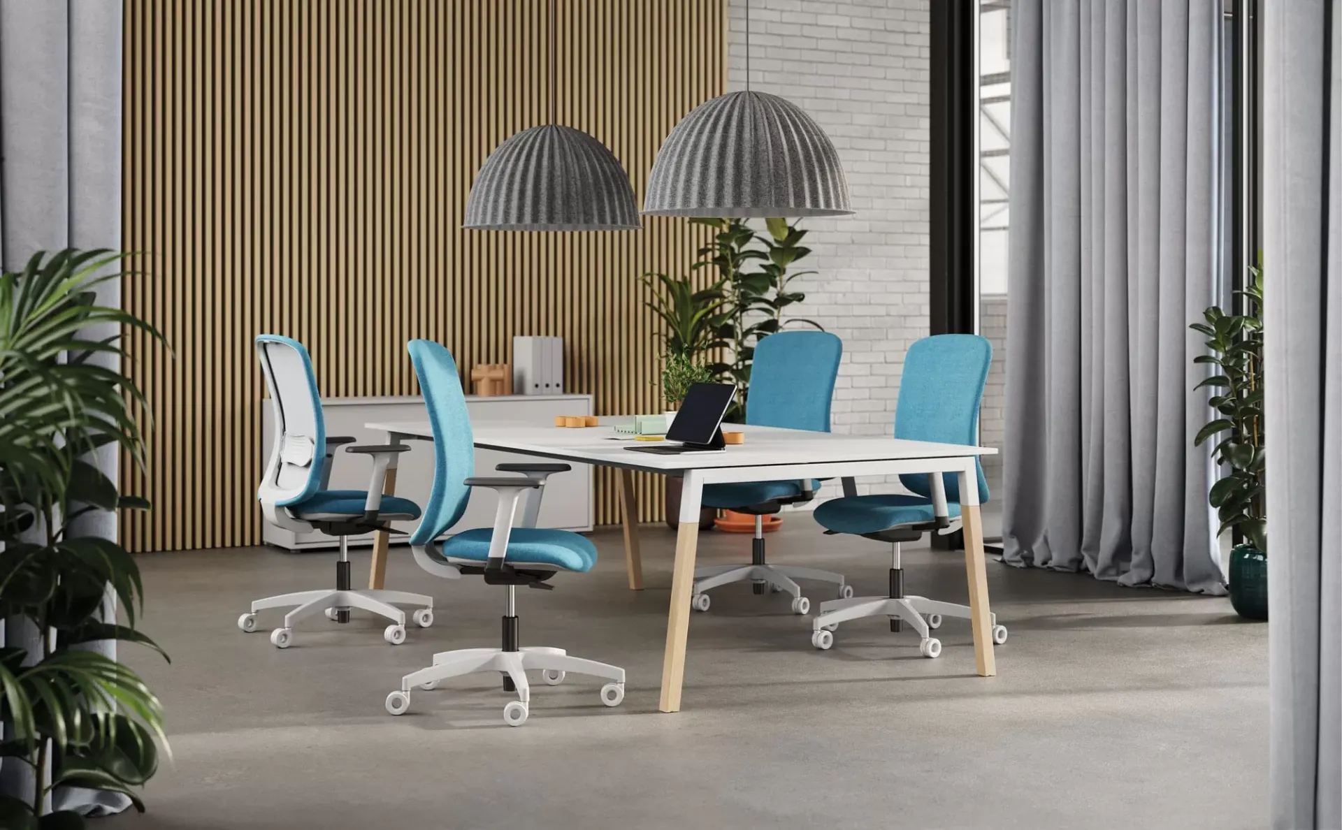 Sedie Takk Frezza bianche con schienale azzurro attorno a un tavolo in legno