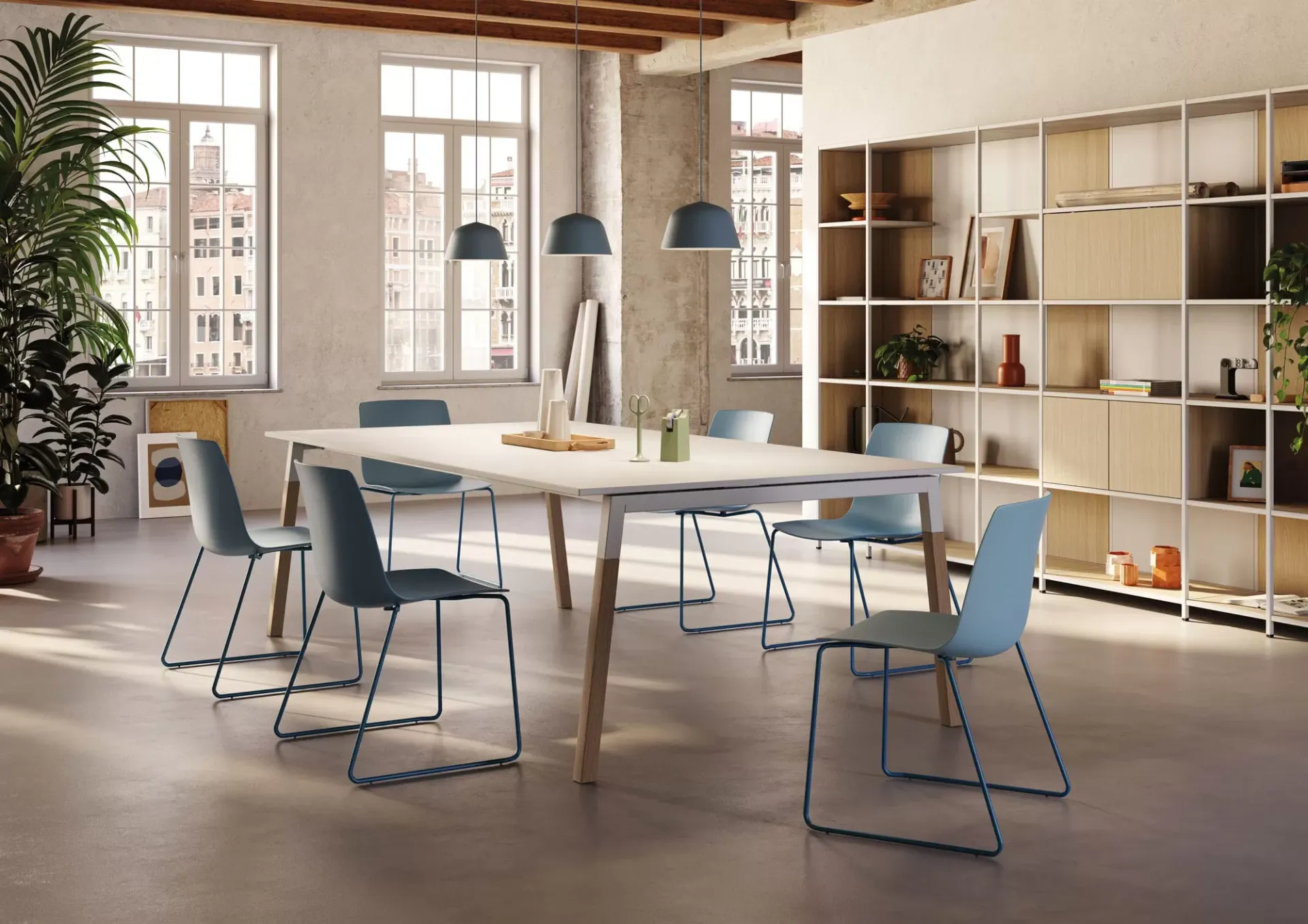 Sedie Yo Plastic Frezza azzurre su slitta attorno a un tavolo in legno