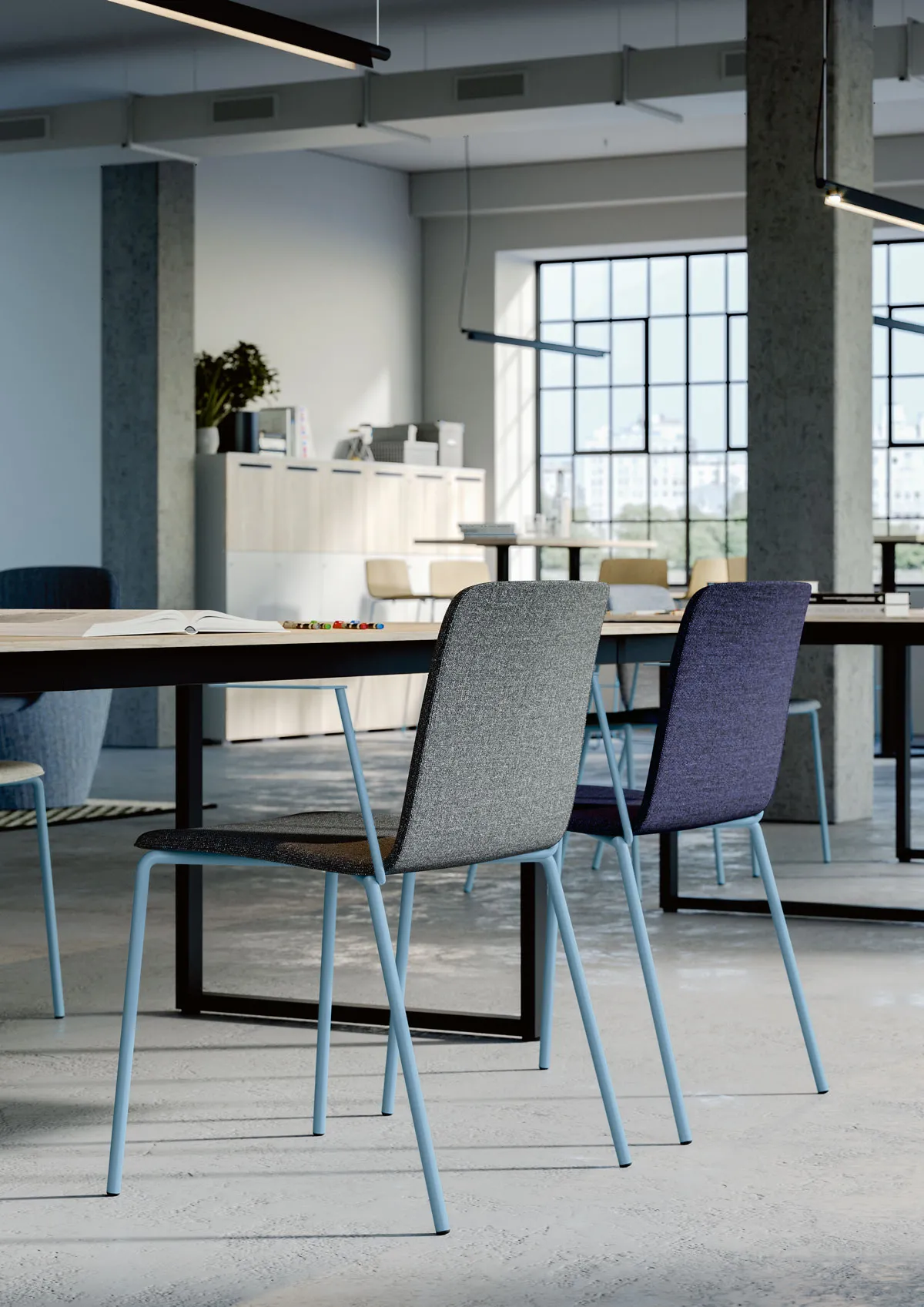 Sedie Yo Fabric Frezza grigia e blu attorno a un tavolo in un ufficio industriale