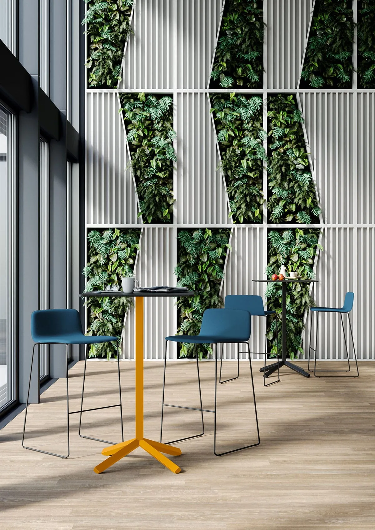 Sgabelli Yo Fabric Frezza blu e tavolo alto giallo davanti a una parete verde