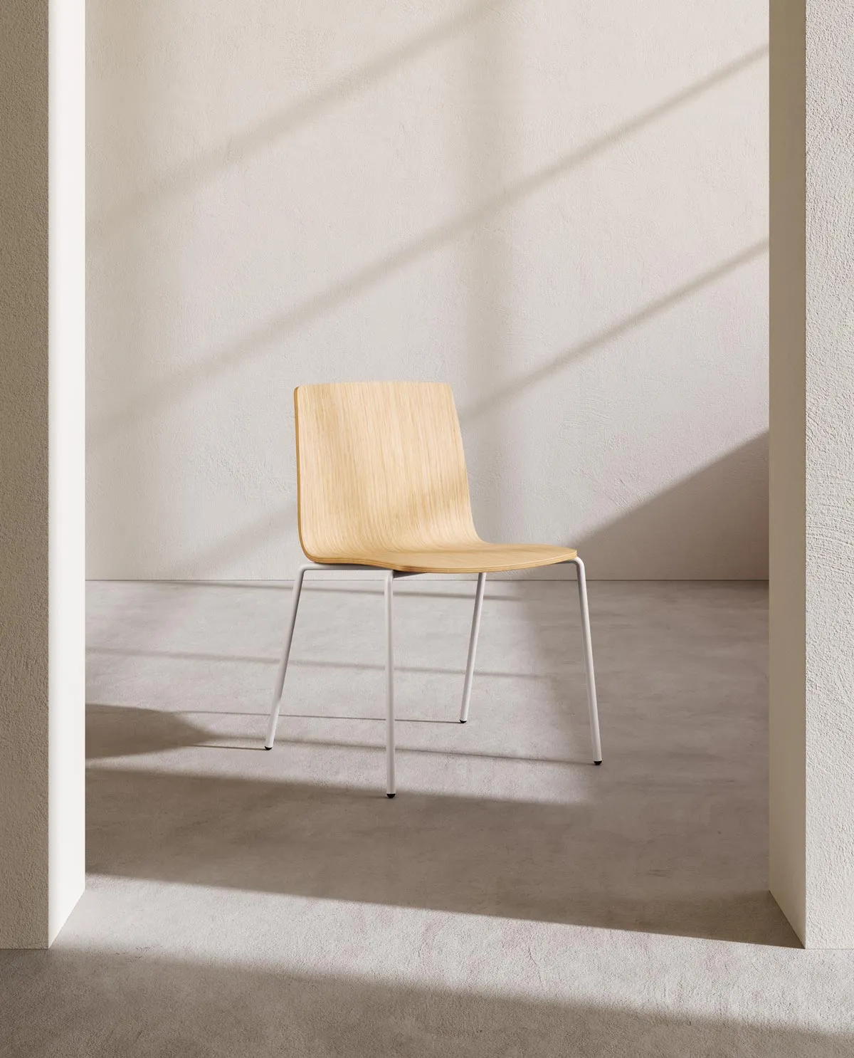 Sedia Yo Wood Frezza in rovere su telaio bianco in una nicchia luminosa
