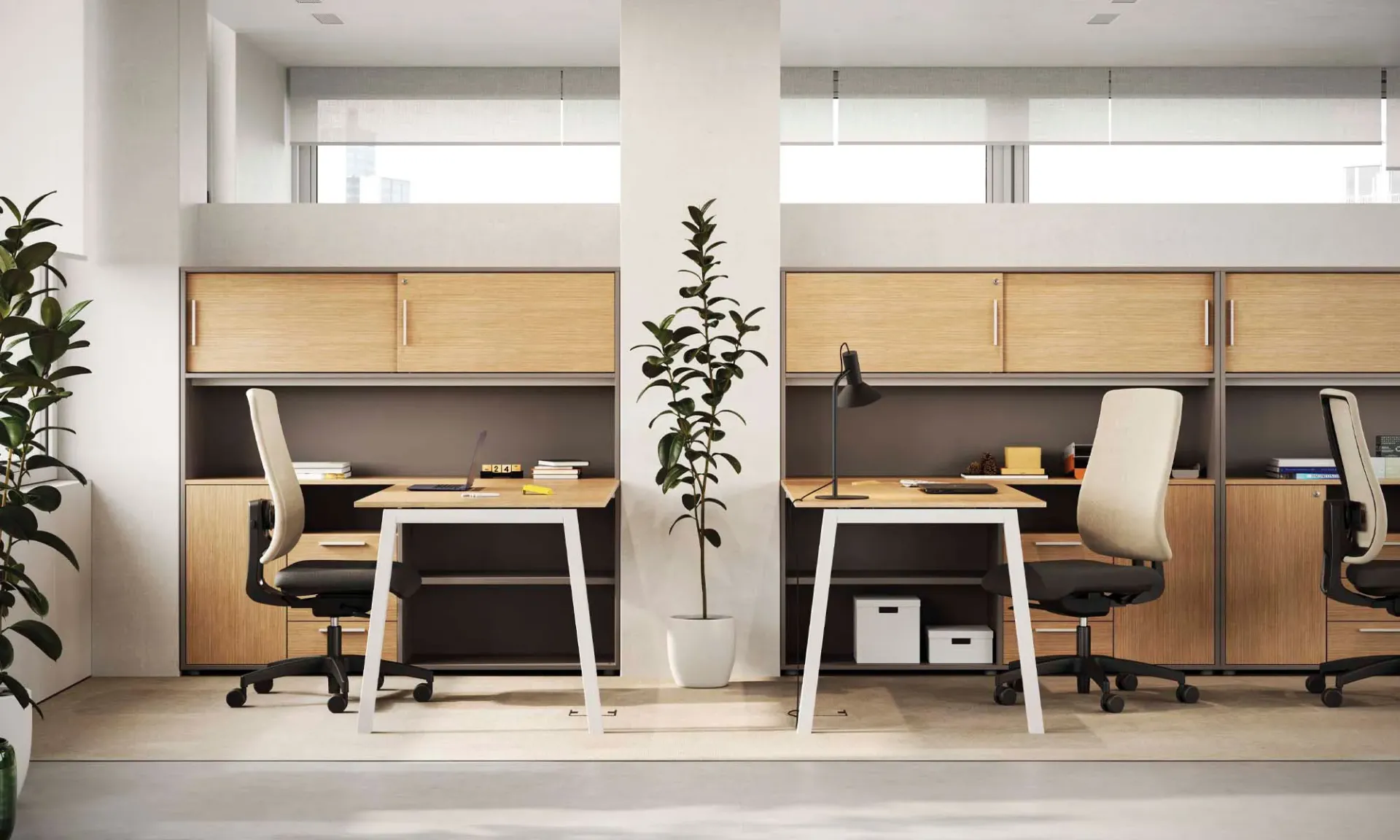 Mobili Cabinets Frezza in legno dietro scrivanie operative in un ufficio luminoso