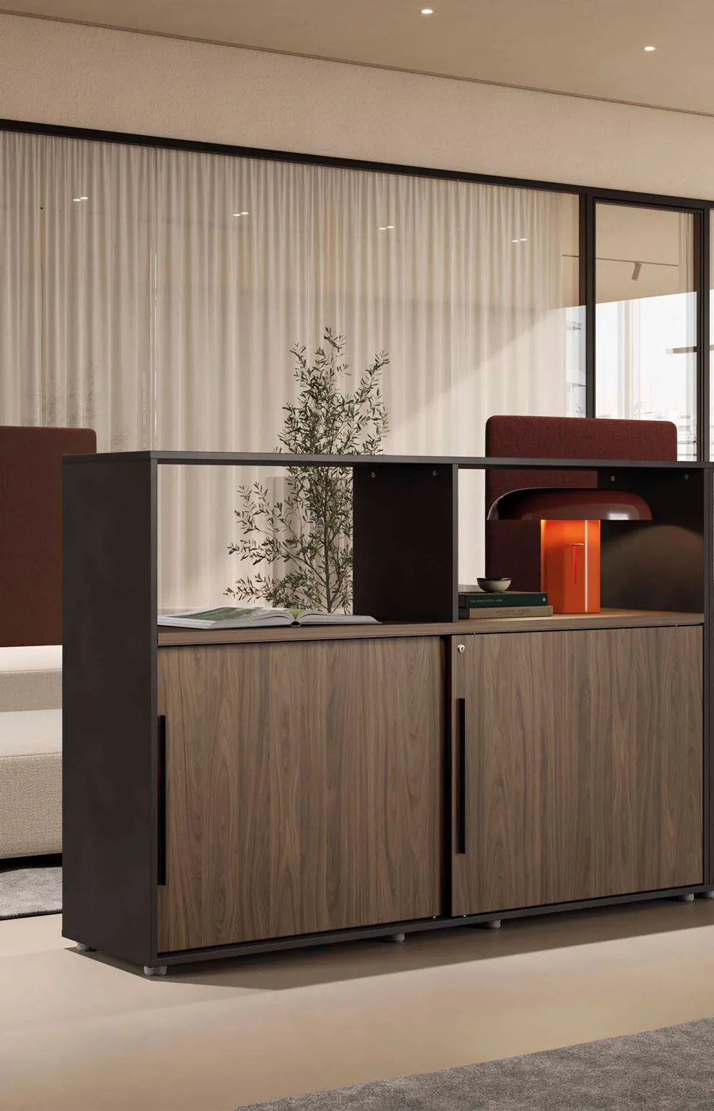 Mobile Cabinets Frezza con ante scorrevoli in legno scuro accanto a una scrivania