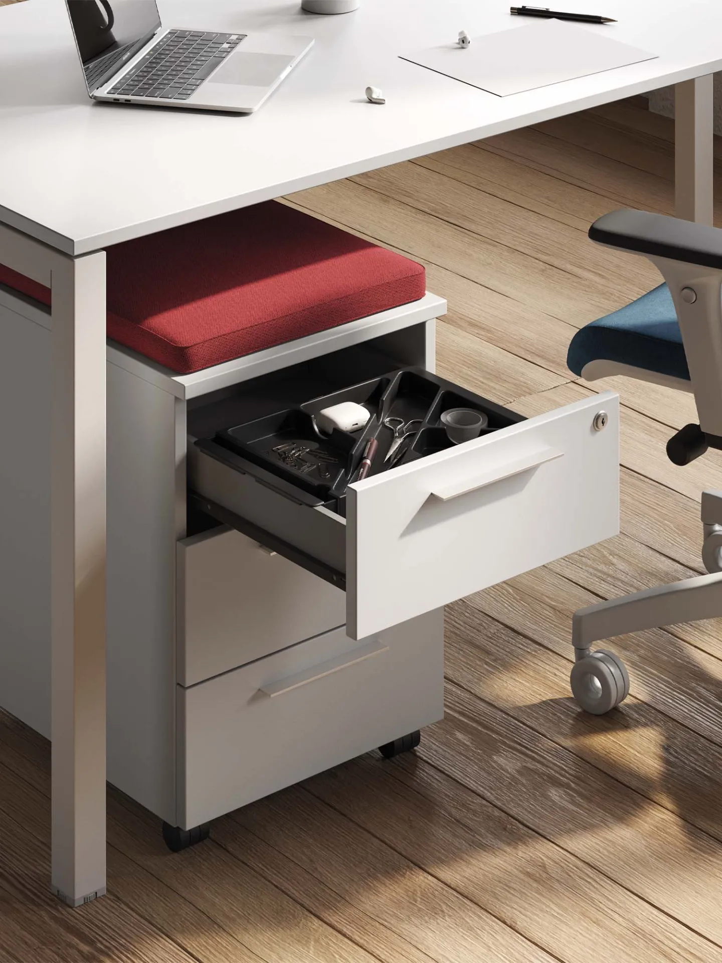 Cassettiera Pedestals Frezza su ruote con cassetto aperto e vaschetta