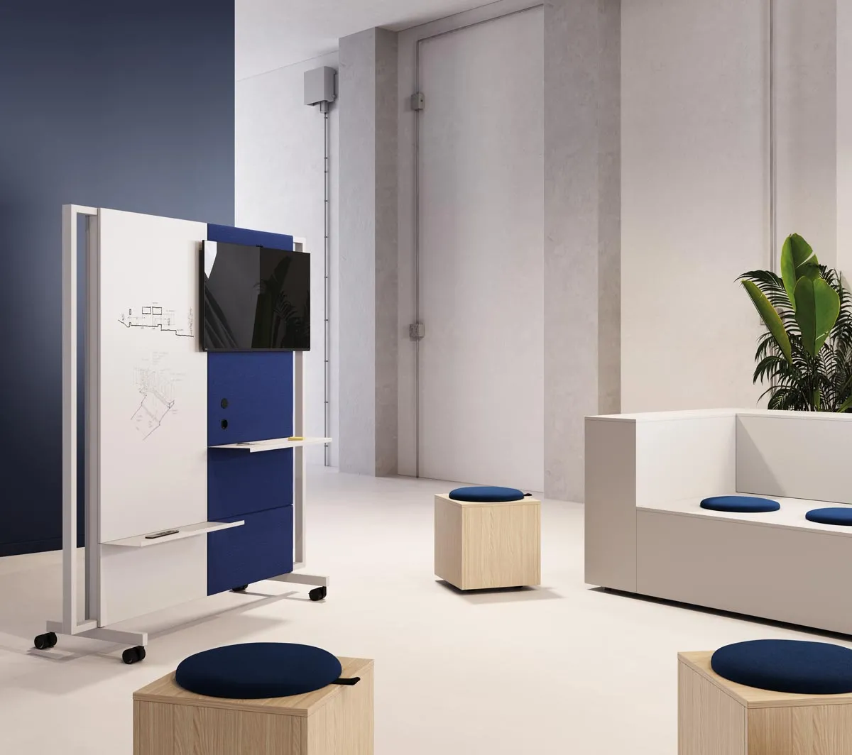Pannello Be.1 Frezza blu con lavagna e schermo accanto a pouf