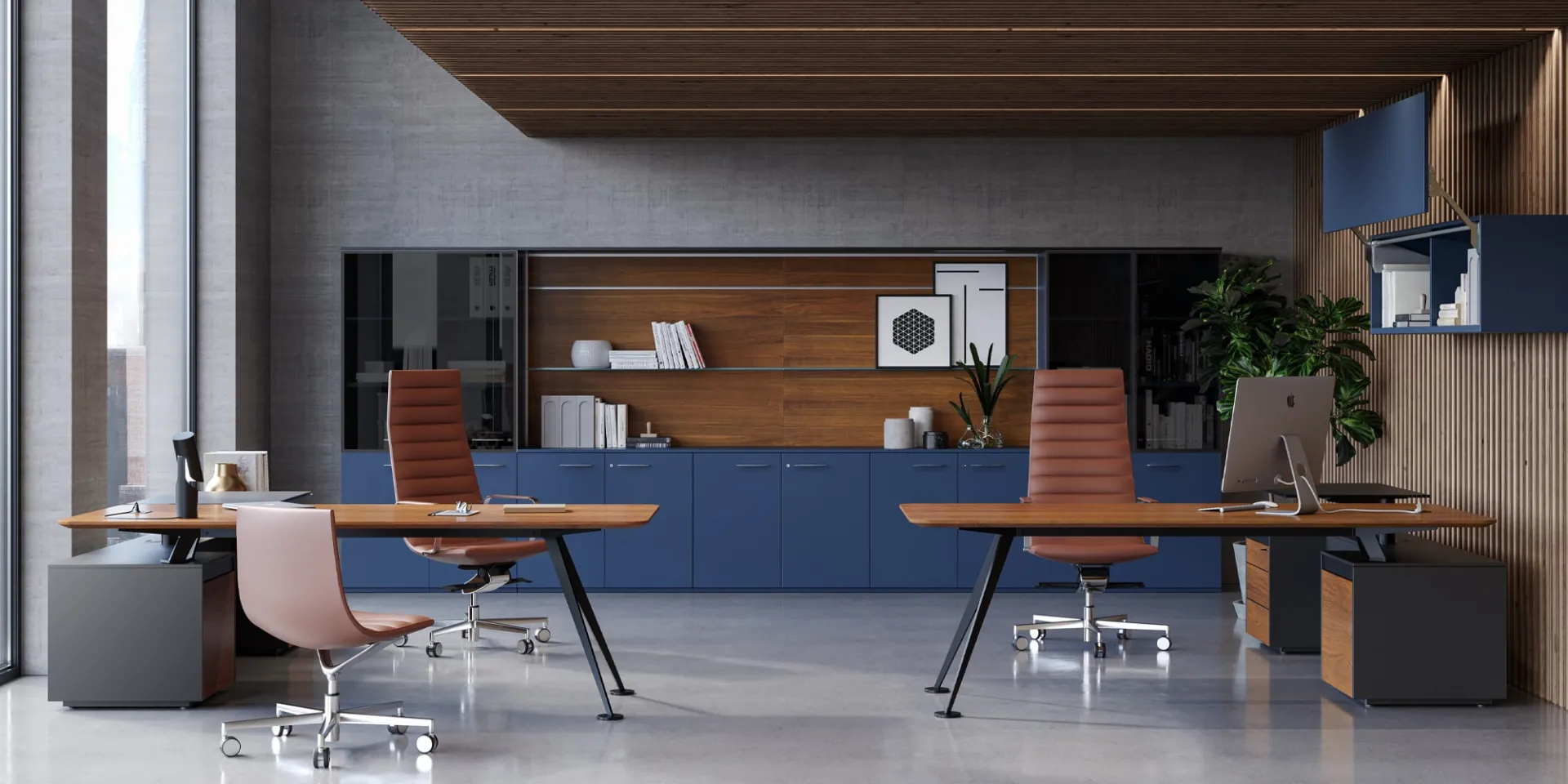 Boiserie Workwall Frezza blu con pensili dietro due scrivanie direzionali