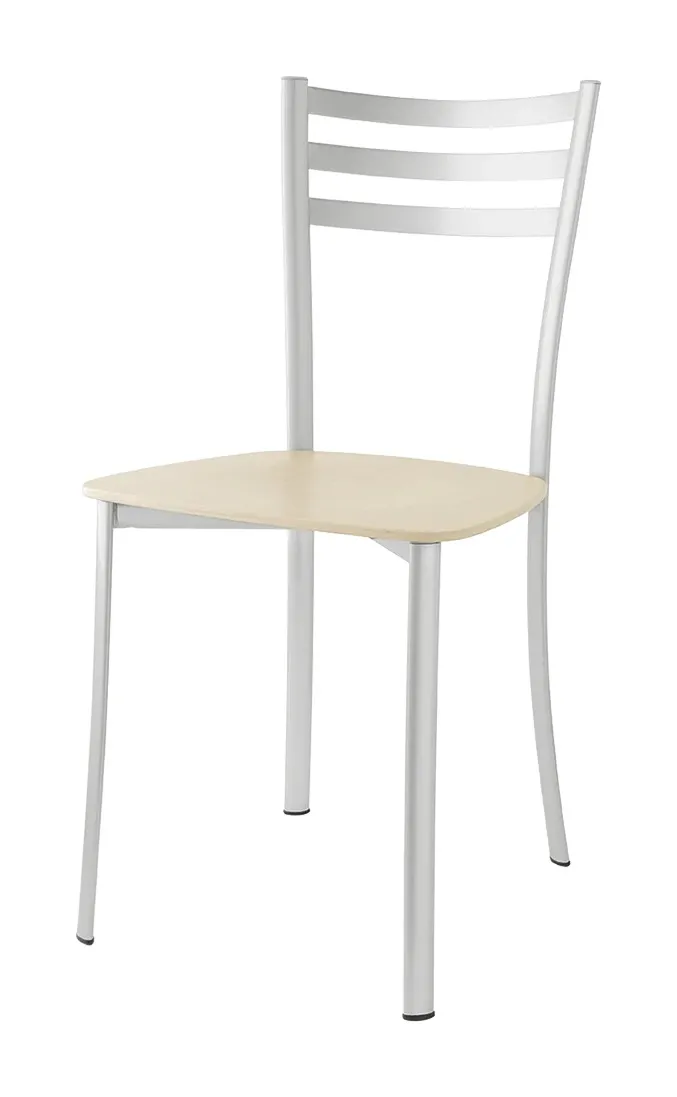 Sedia Ace Connubia con telaio grigio chiaro e sedile in legno naturale su fondo bianco