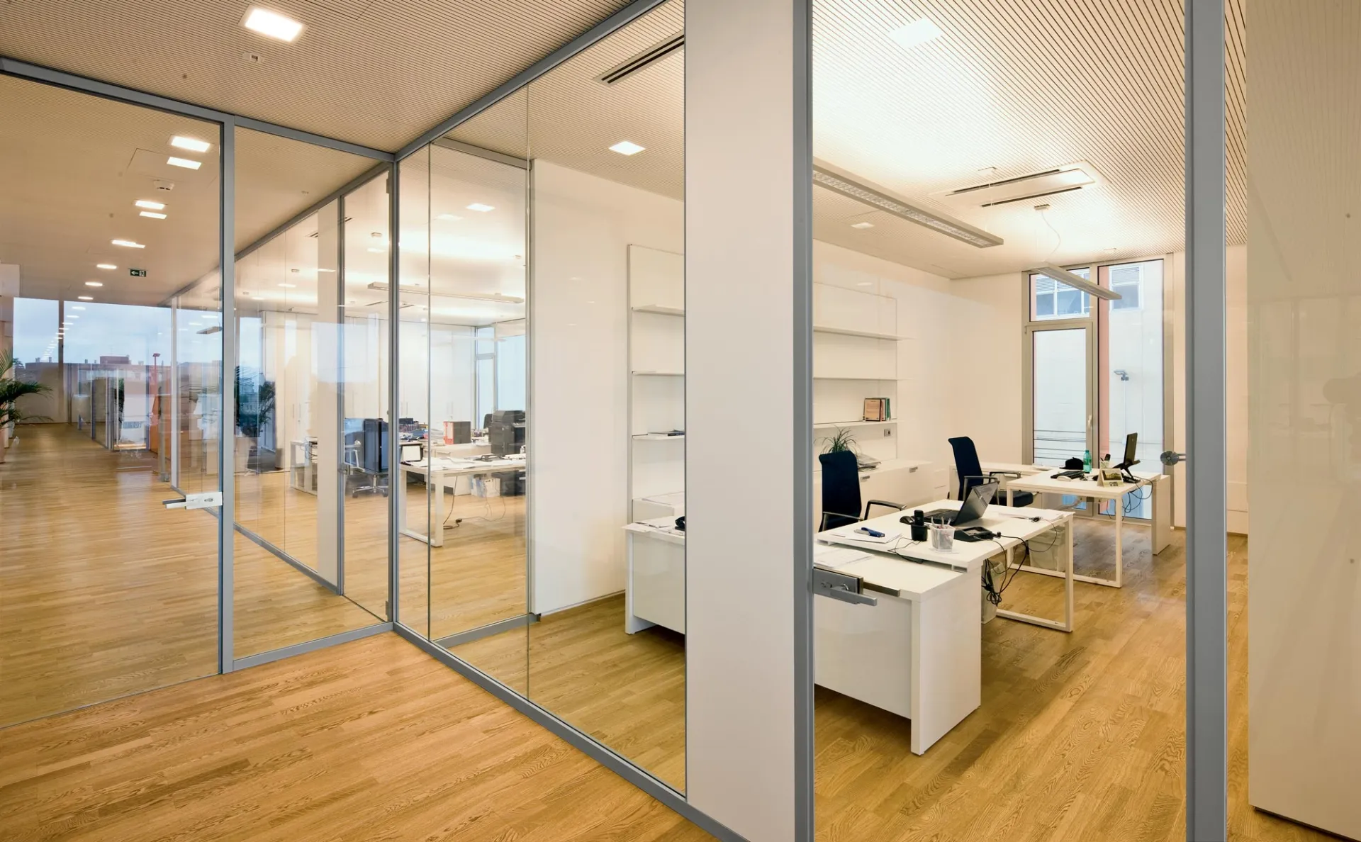 Pareti vetrate K Evo Frezza attorno a uffici con parquet