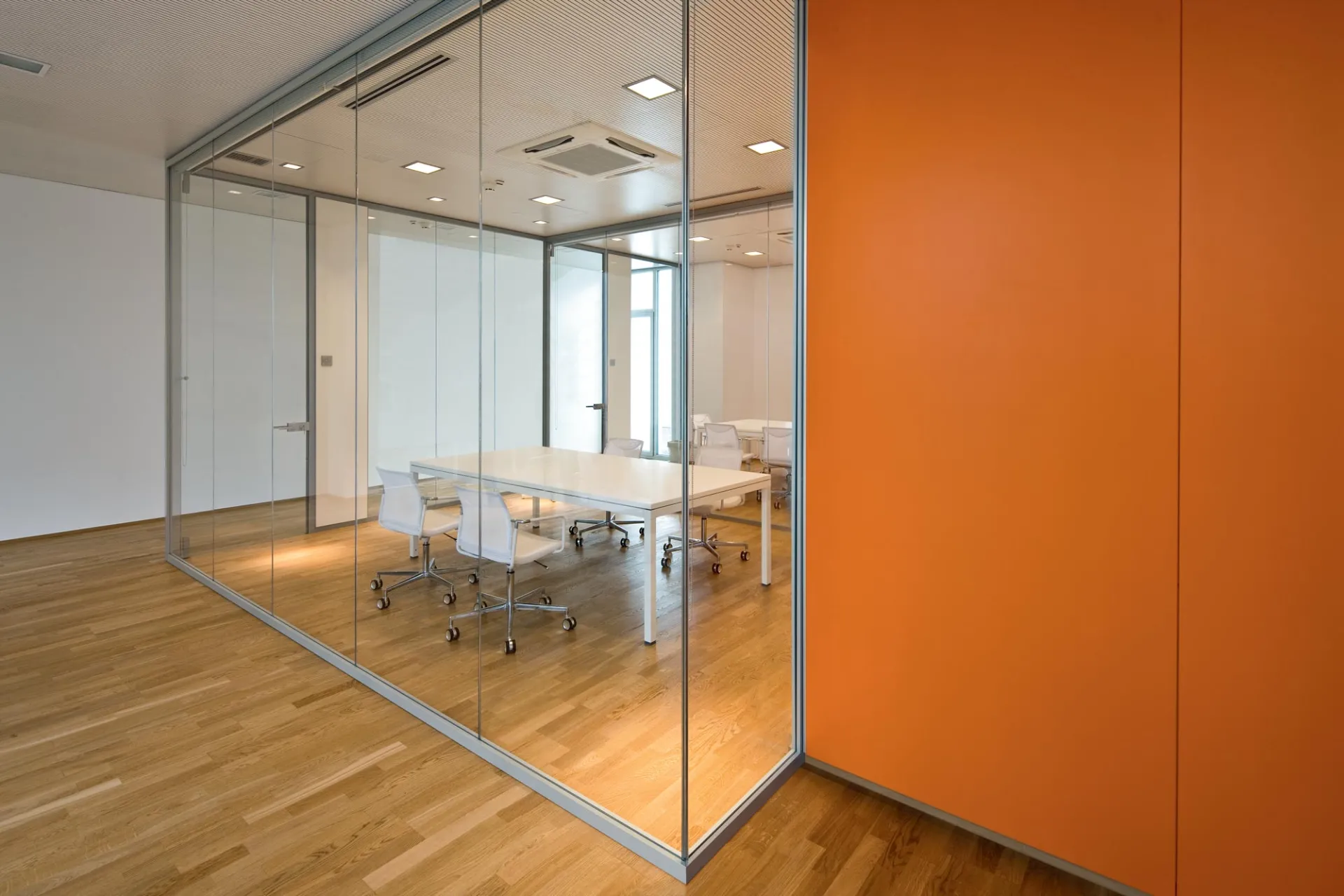 Sala riunioni con pareti K Evo Frezza in vetro e pannello arancio