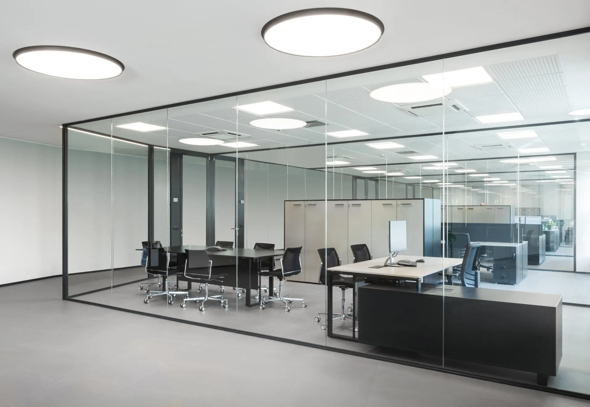 Sale vetrate con pareti K35 Frezza in un open space