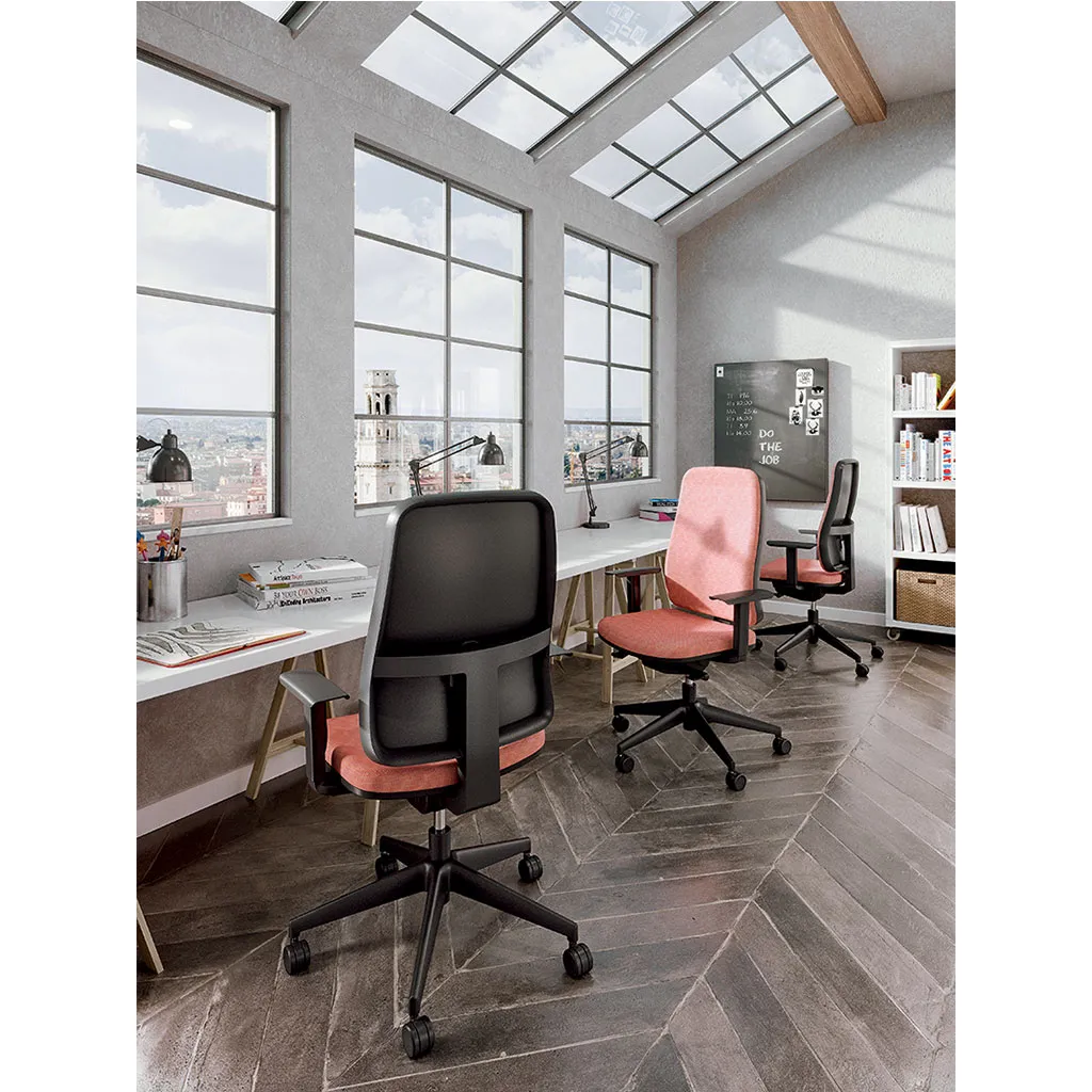 Sedie ergonomiche Blaze Unisit nere e rosa in un open space luminoso
